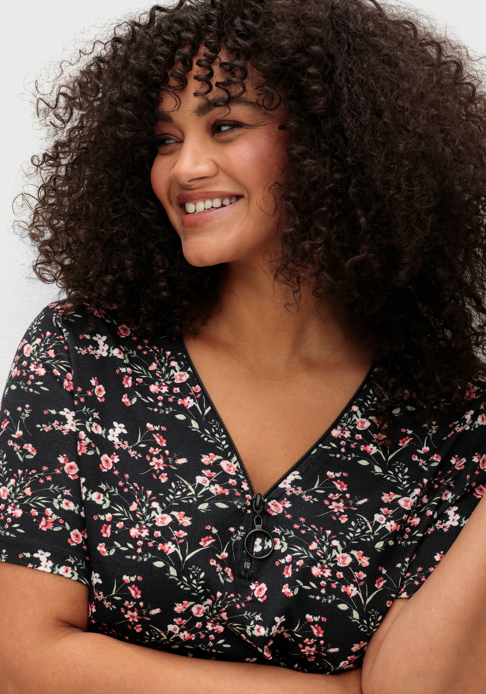 Kurzarmshirt mit Reißverschluss am Ausschnitt - schwarz-hellrosé-gemustert