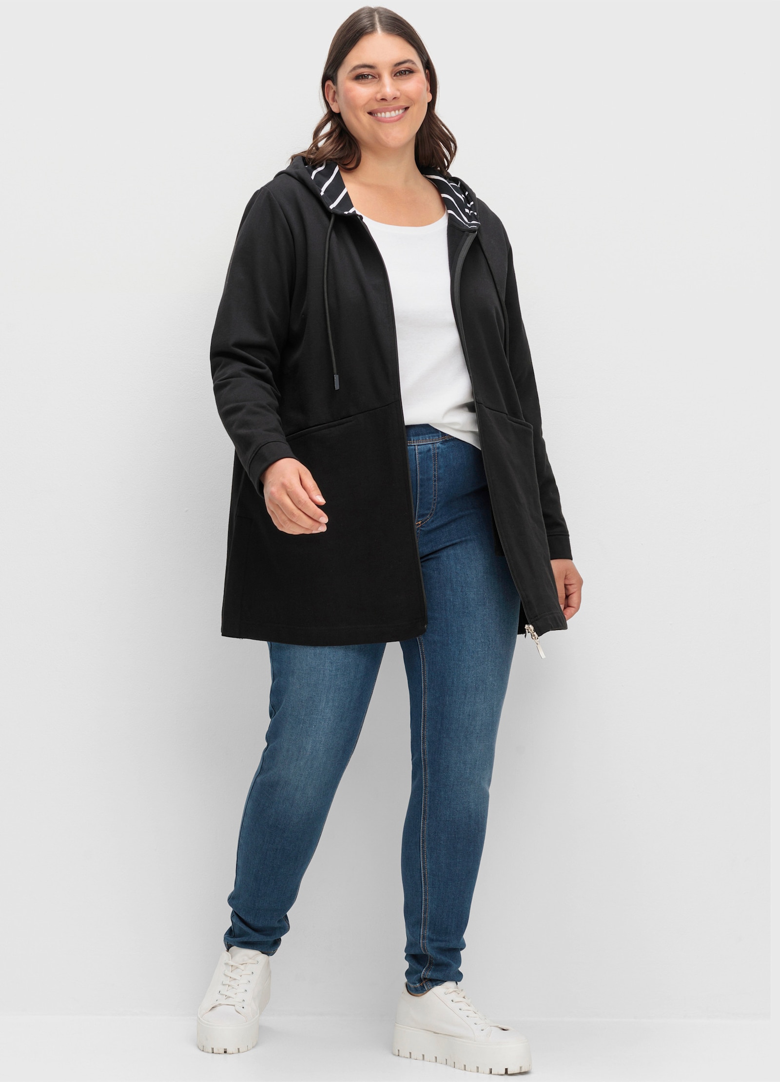 sheego Sweatjacke in Longform, innen angeraut - schwarz