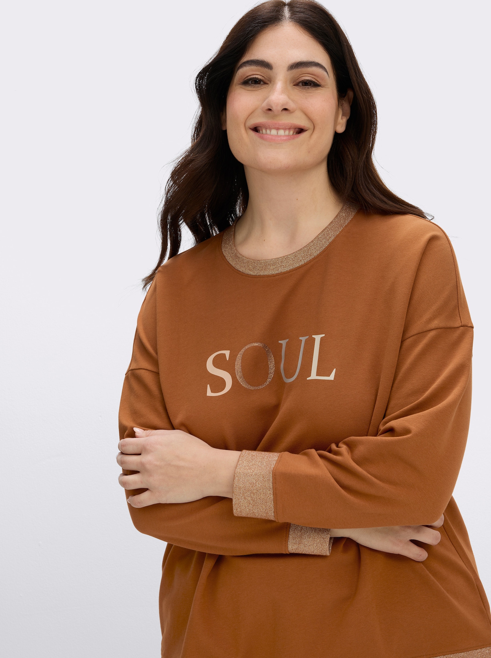 sheego Sweatshirt mit Glitzer-Details - cognac