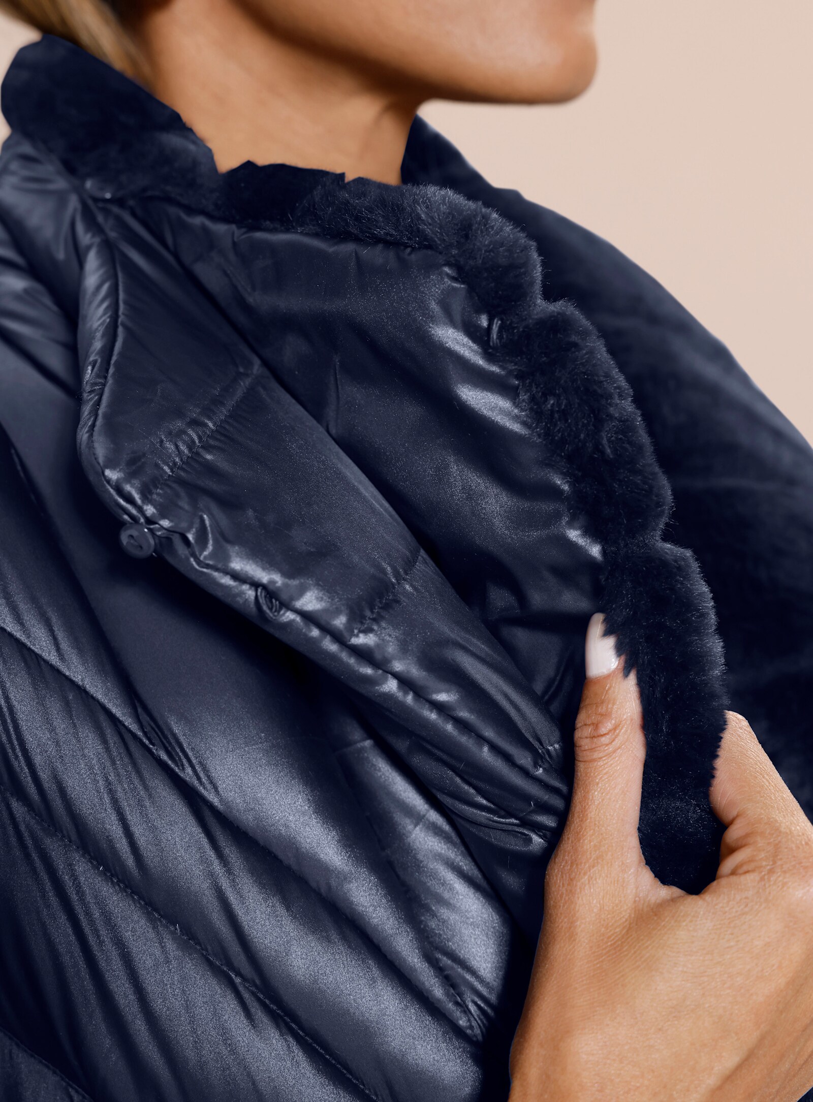 Daunenmantel mit abknöpfbarem Fellimitat-Kragen - marine