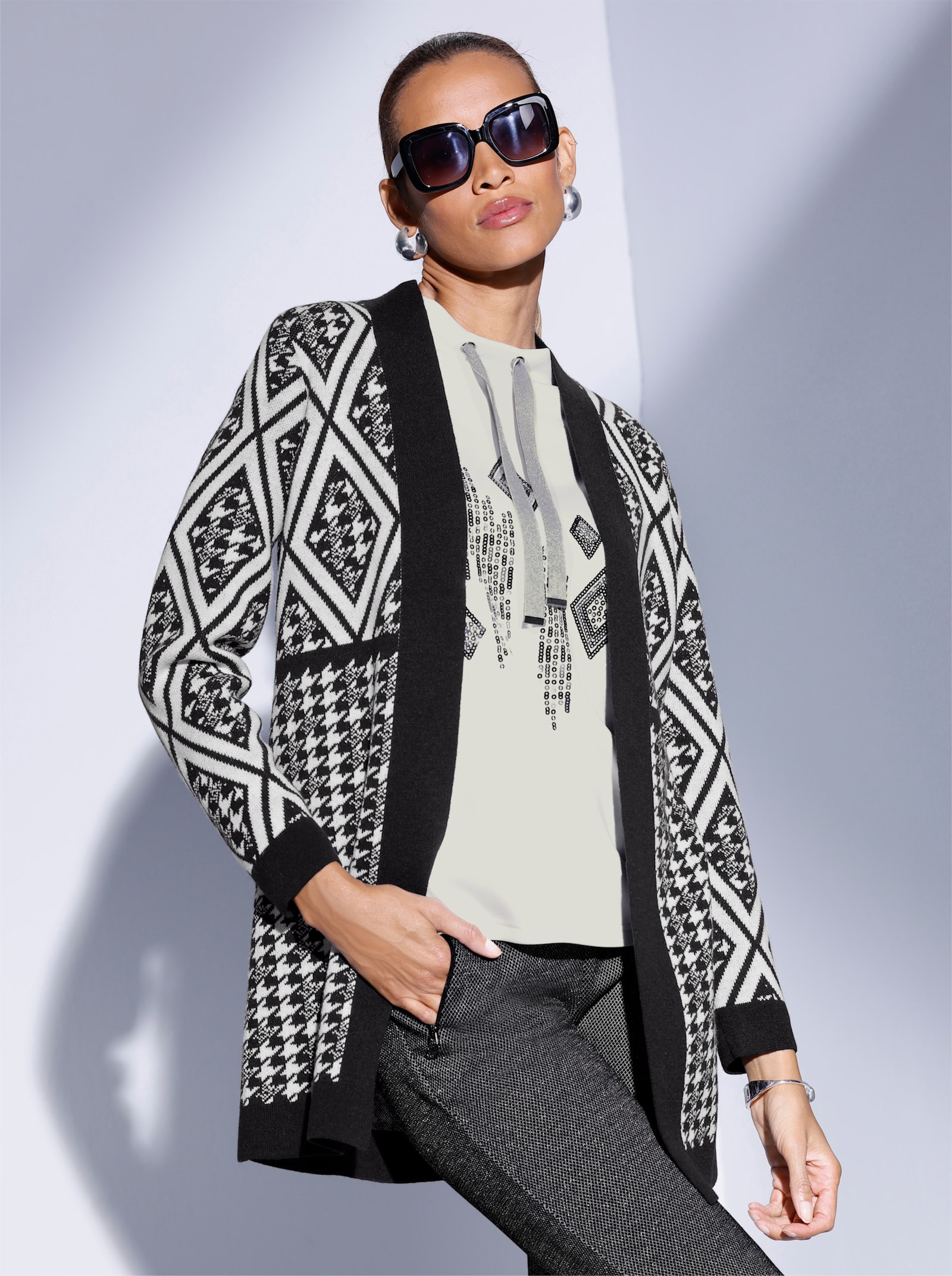 Ajourstrickjacke im wertigen Garn-Mix mit Schurwolle - schwarz-ecru-gemustert