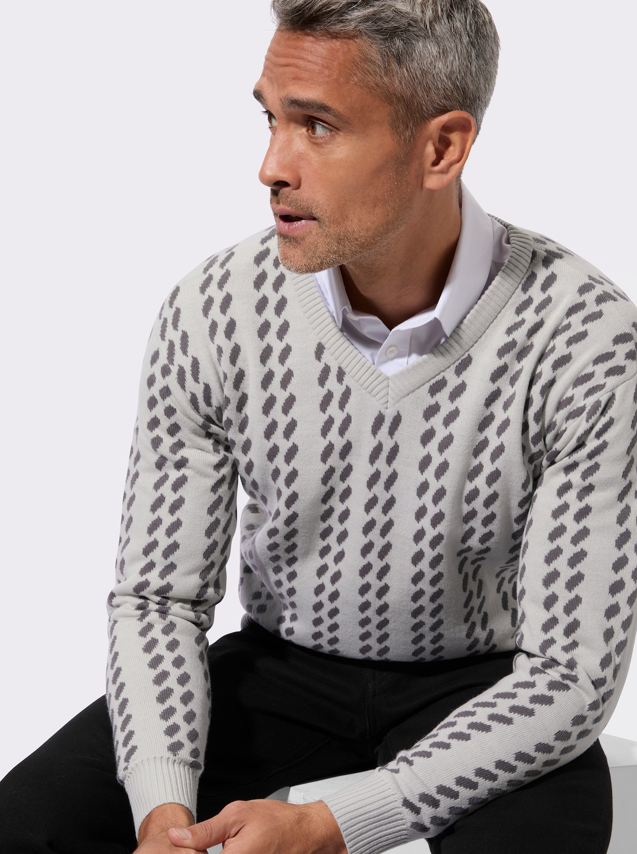 Svetr s výstřihem do V s grafickým pleteným vzorem - světlešedá-antracitová