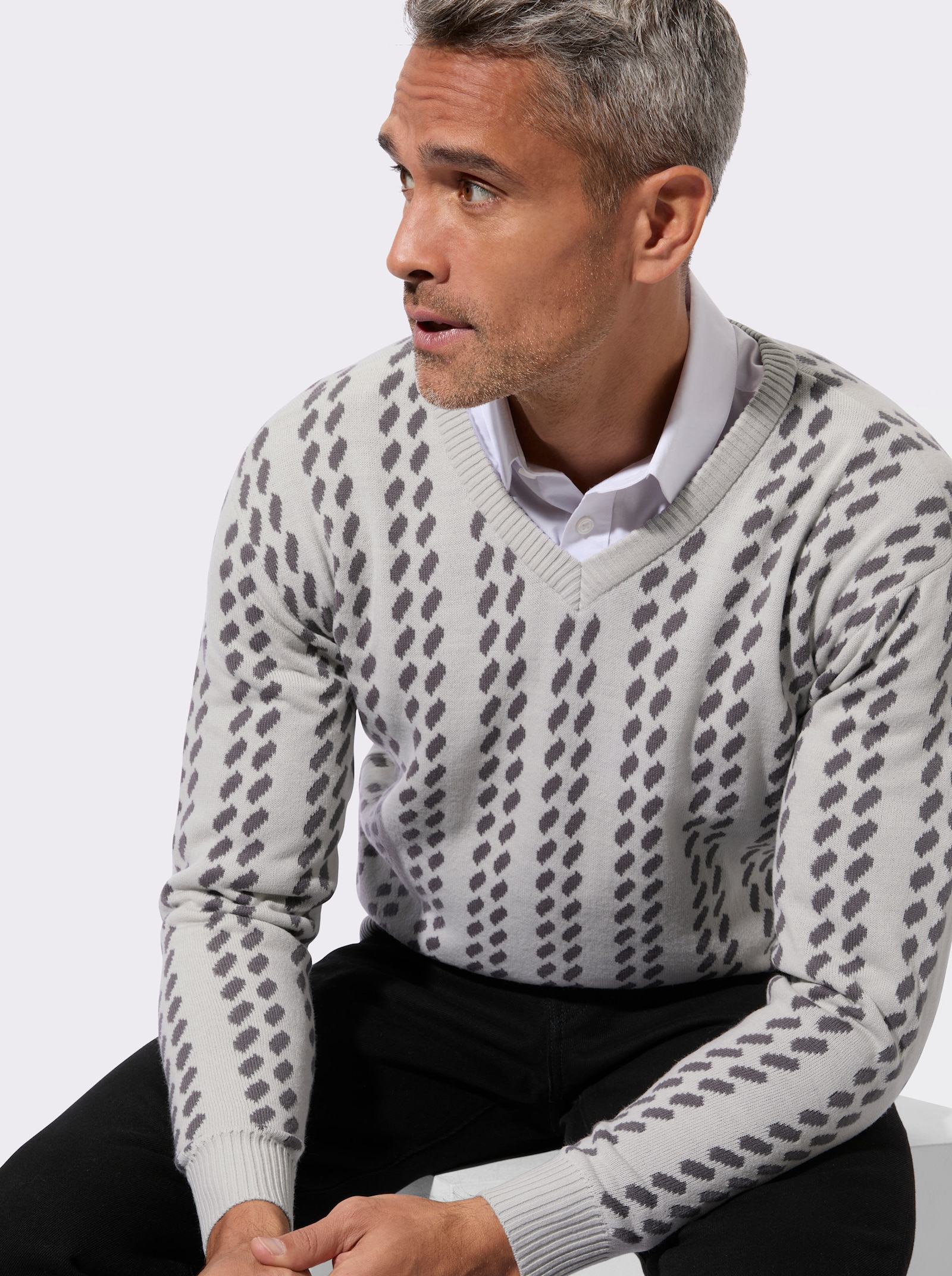 Svetr s výstřihem do V s grafickým pleteným vzorem - světlešedá-antracitová