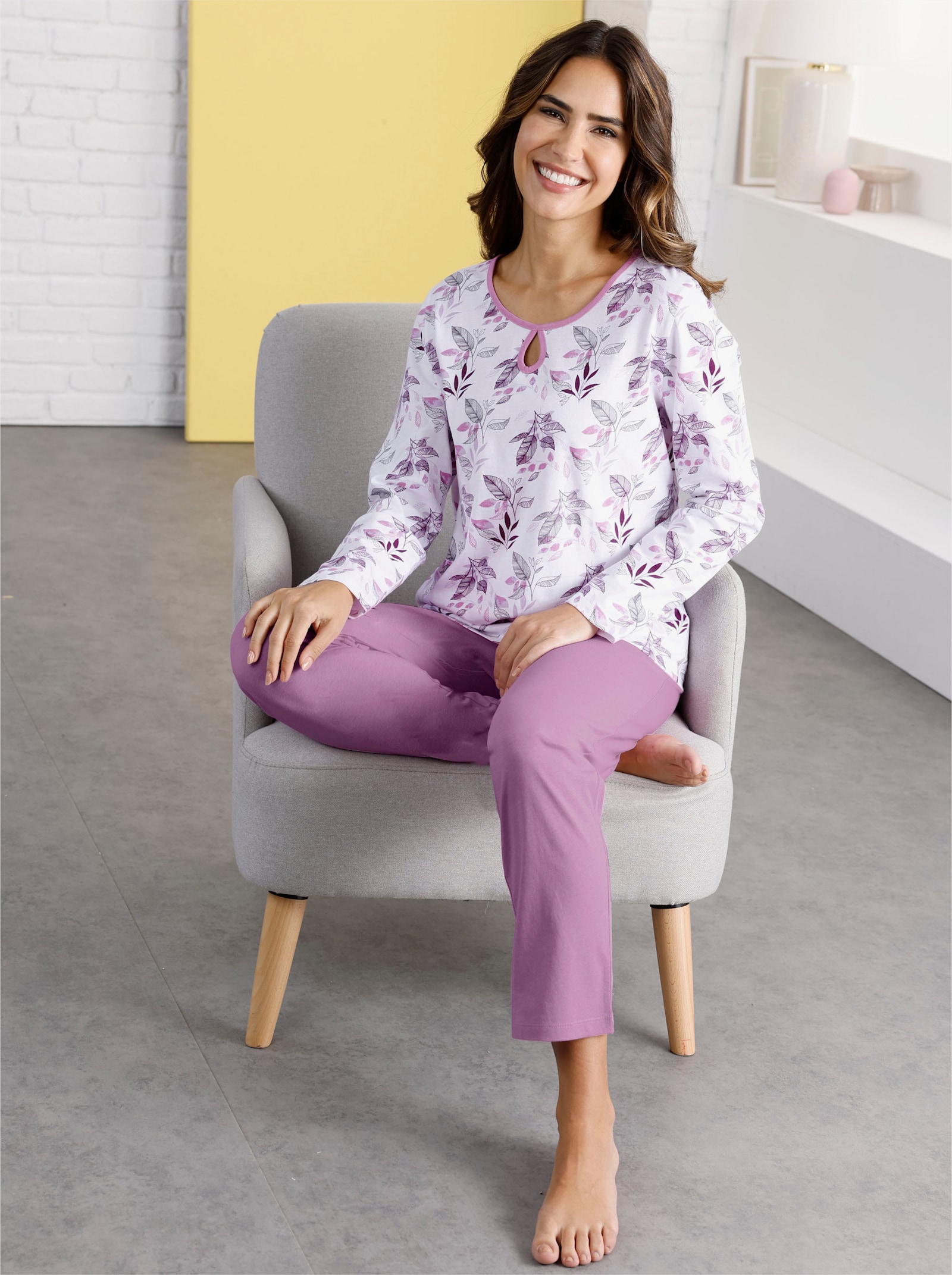 Schlafanzug mit dekorativer Tropfen-Aussparung vorne - weiß-orchidee-bedruckt