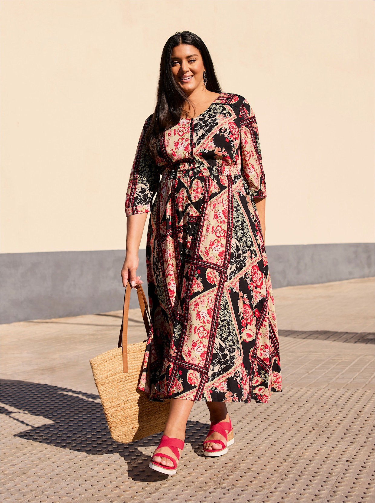 sheego by Joe Browns A-Linien-Kleid mit Muster im Patchwork-Stil - schwarz-kirsche-gemustert