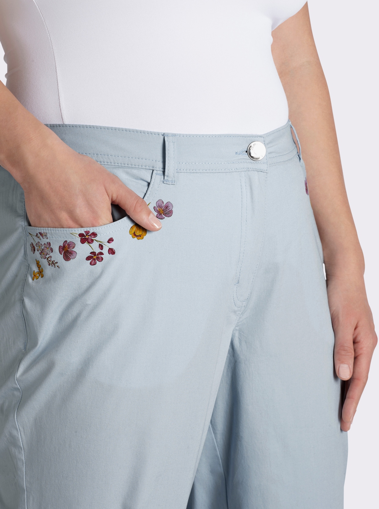 sheego Chinohose mit Blütenprints an den Taschen - eisblau-orchidee-bedruckt