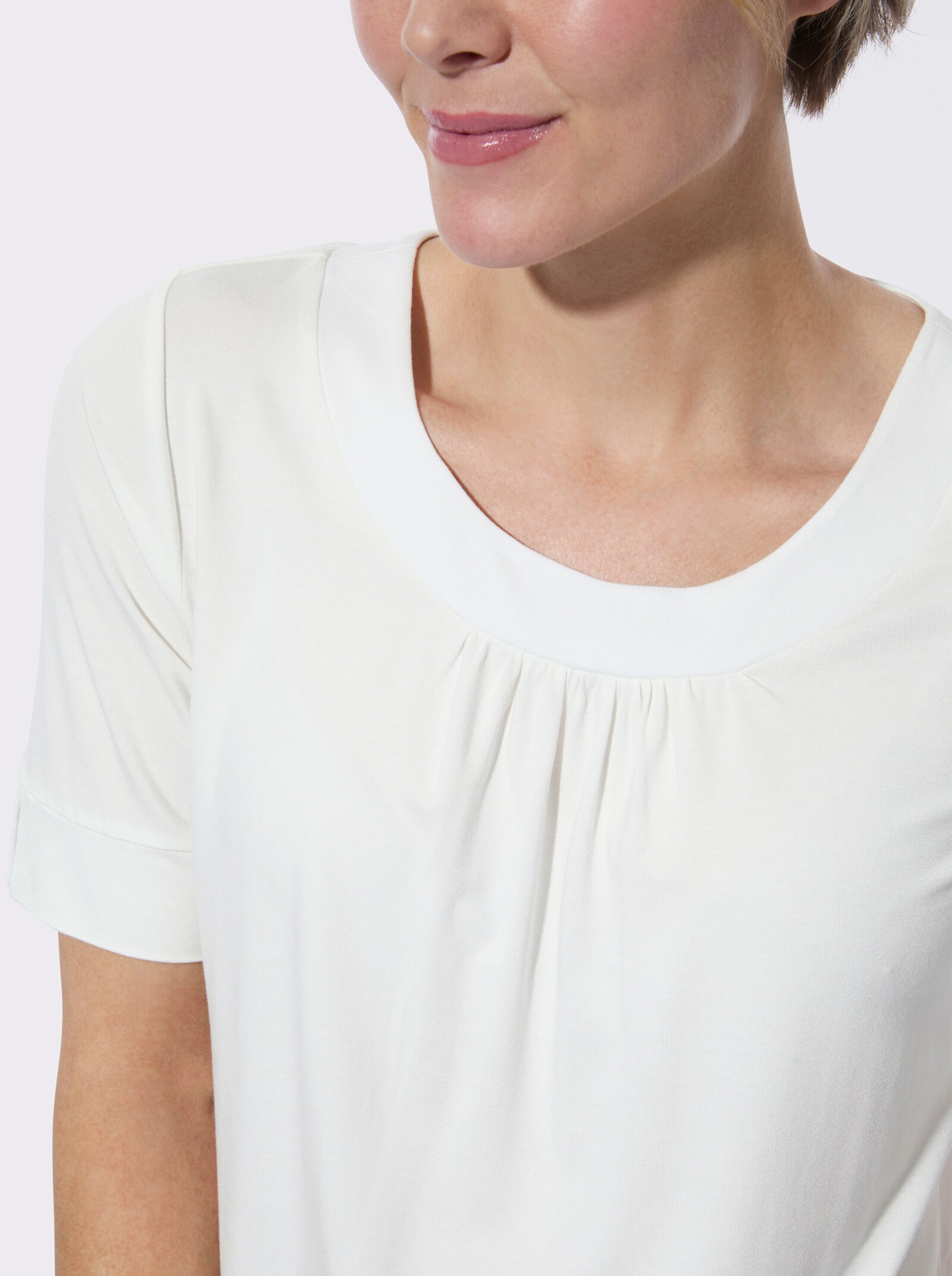 Rundhalsshirt mit dezenter Raffung - ecru