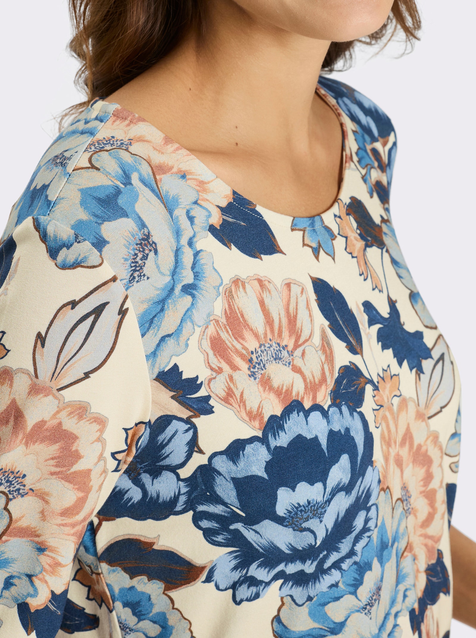 Rundhalsshirt mit Viskose - champagner-dunkelblau-bedruckt