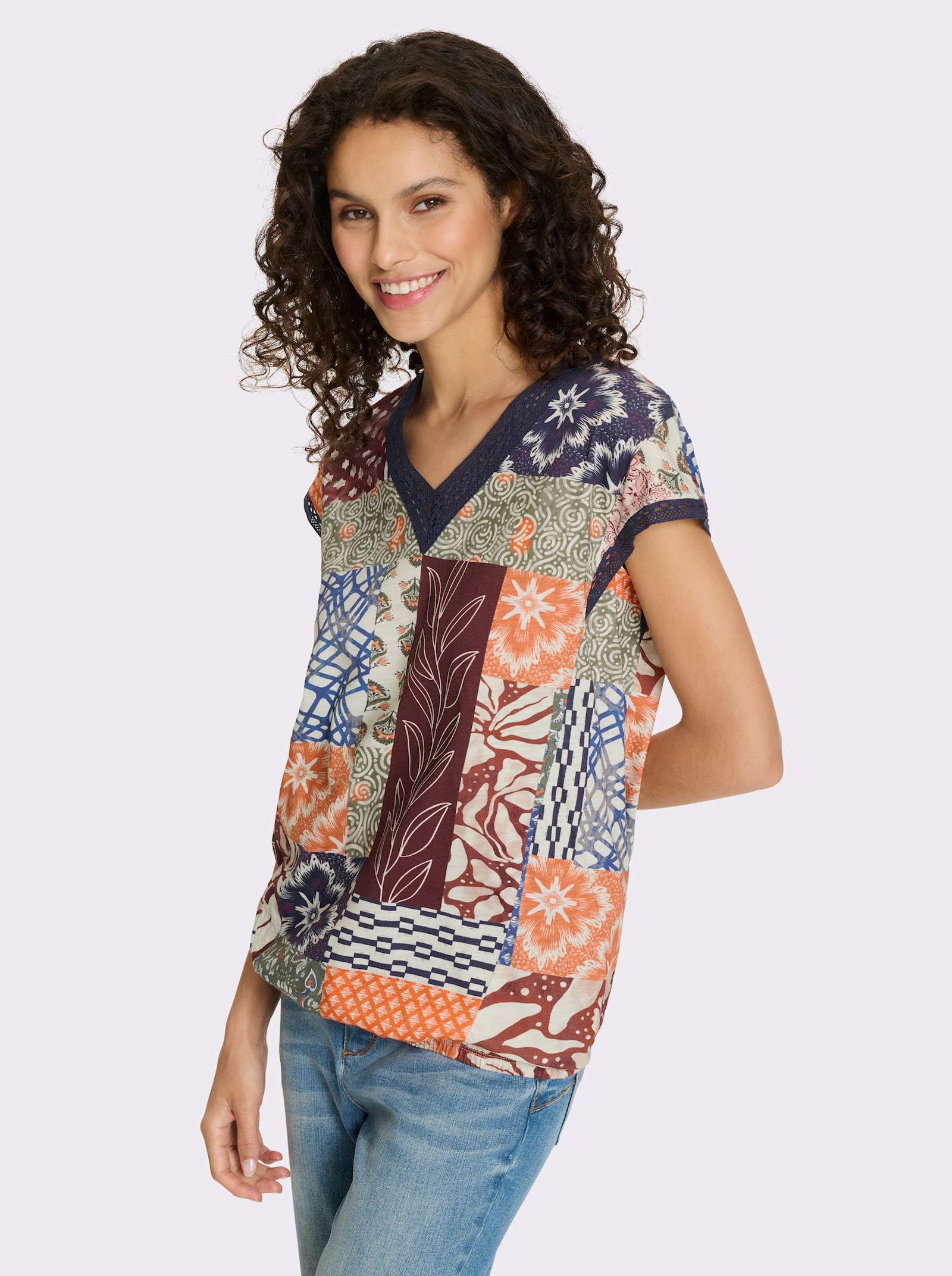 heine V-Shirt in Patch-Optik - champagner-marine-bedruckt