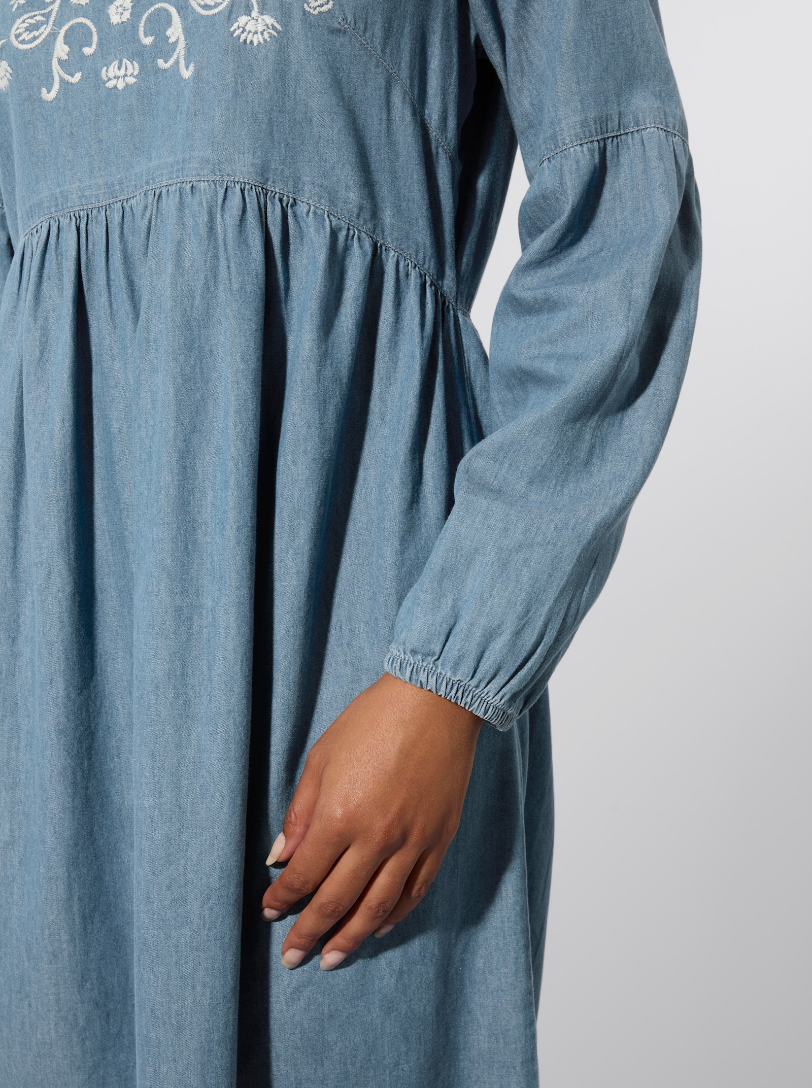 Jeanskleid mit floraler Stickerei - blue-bleached