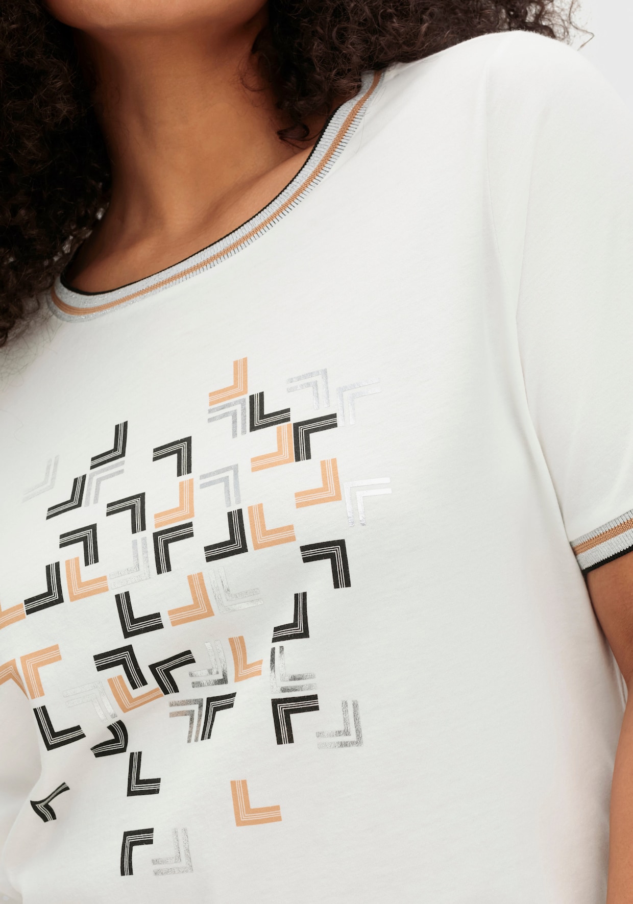 Rundhalsshirt mit Glanz- und Glitzer-Akzenten - ecru-bedruckt