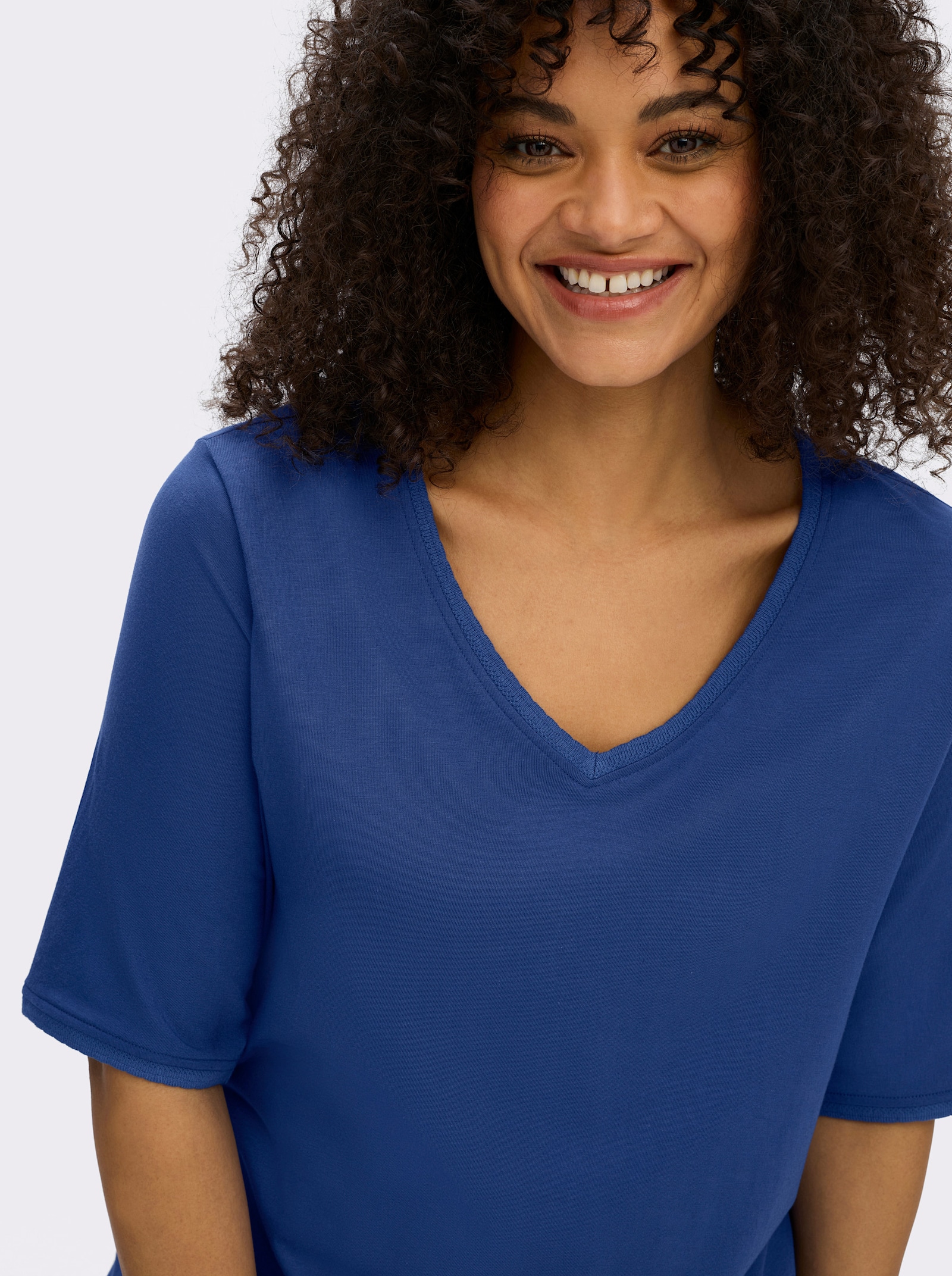 sheego Shirt met ajourband bij de V-hals en op de mouwen - koningsblauw