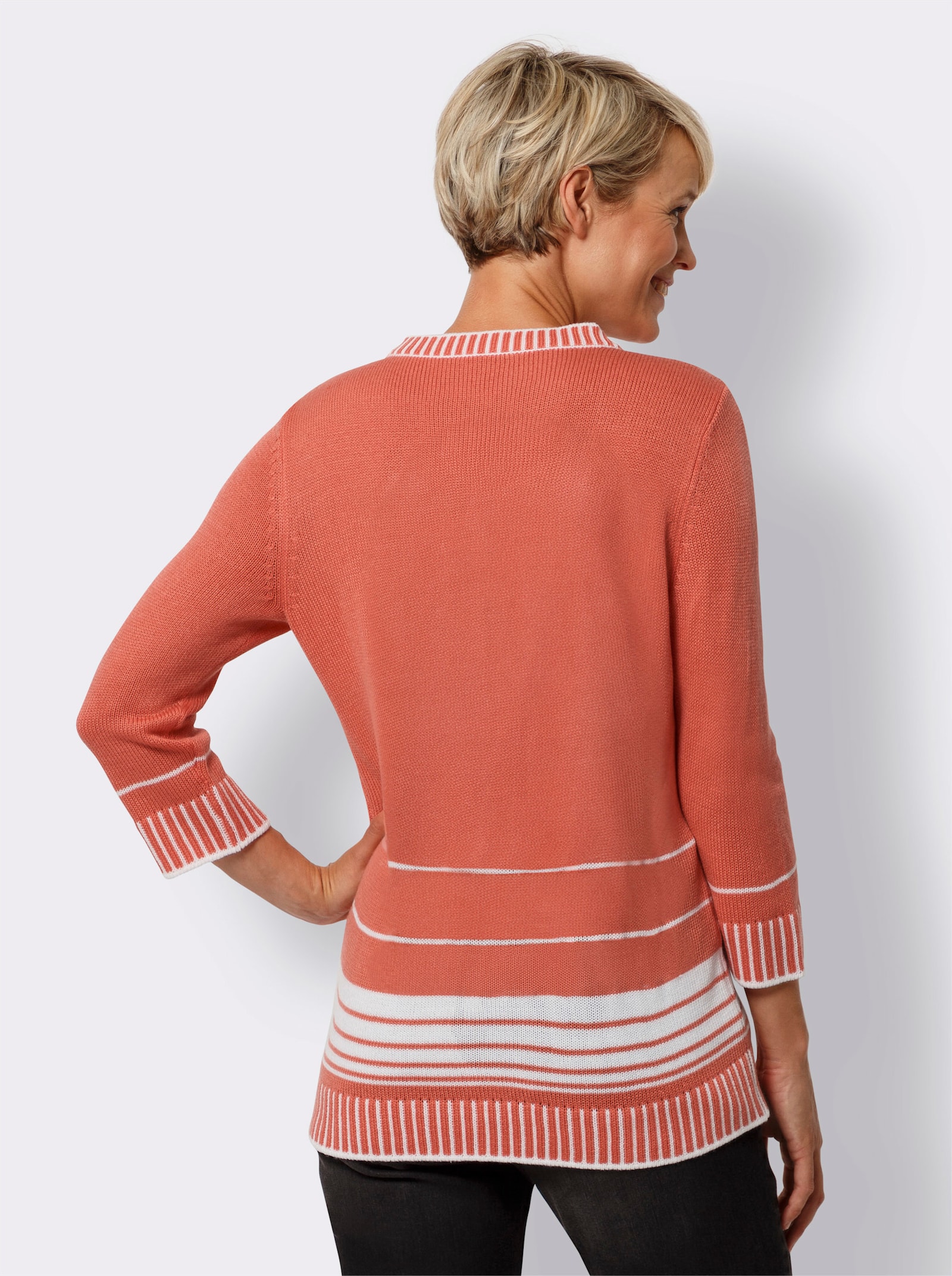 Pullover met V-hals in streepdessin - koraal/wit