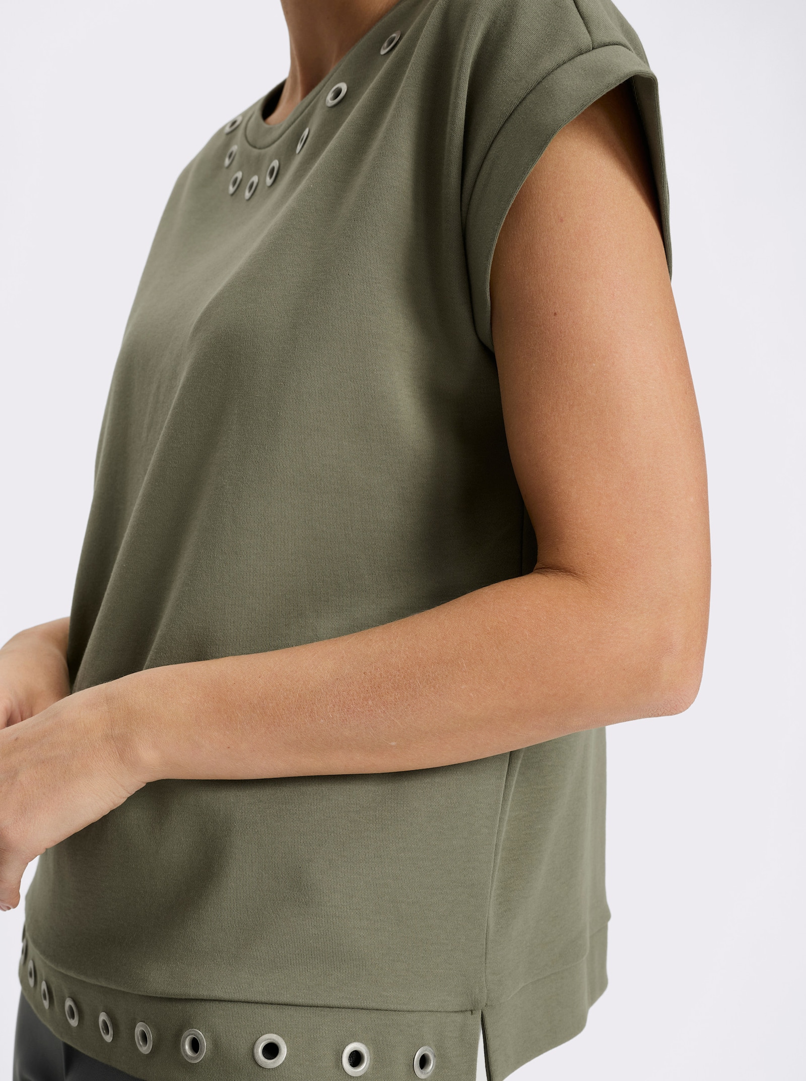 heine Kurzarmshirt mit Ösen-Verzierung - khaki