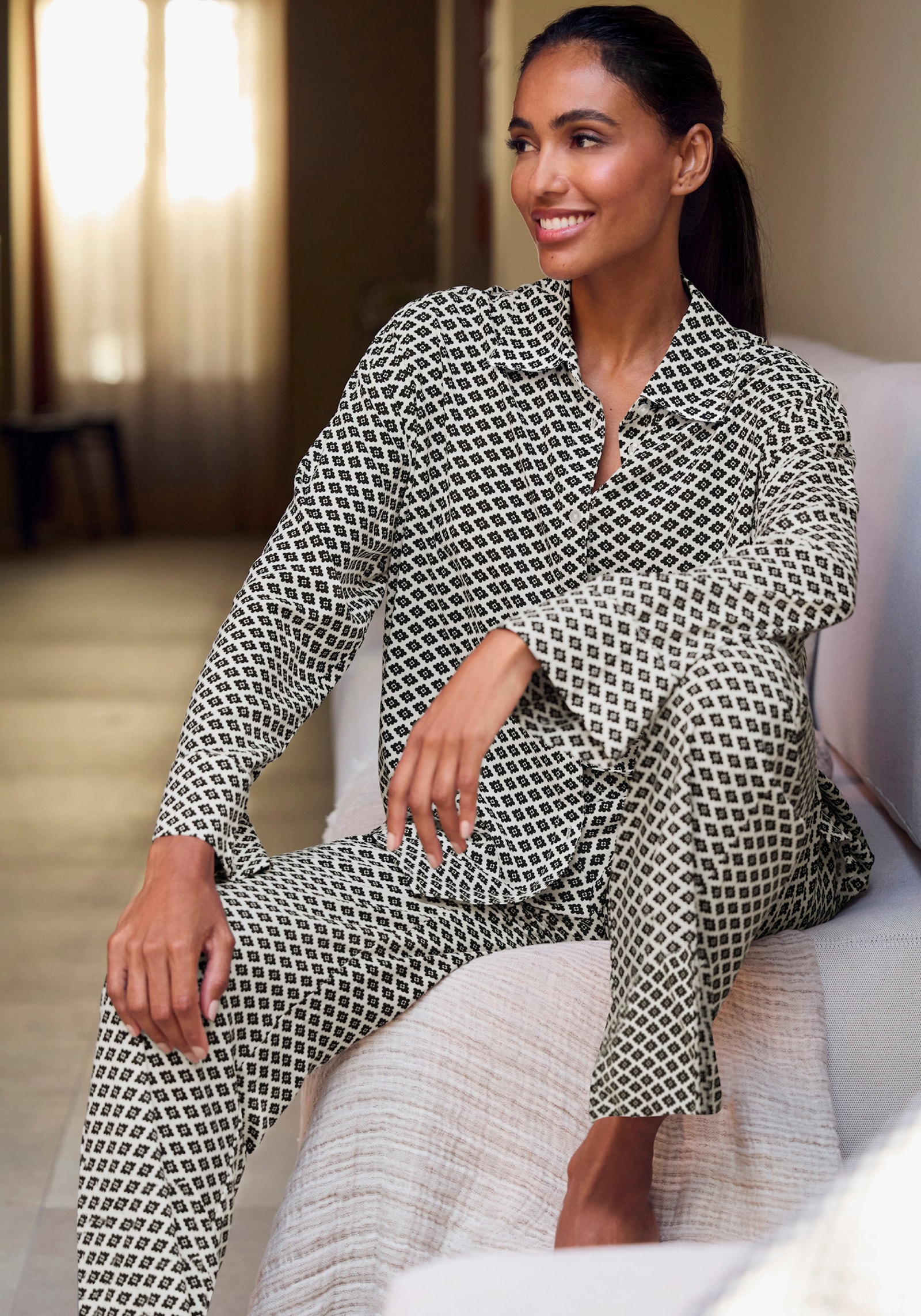 LASCANA Pyjamahose - schwarz-weiss-gemustert