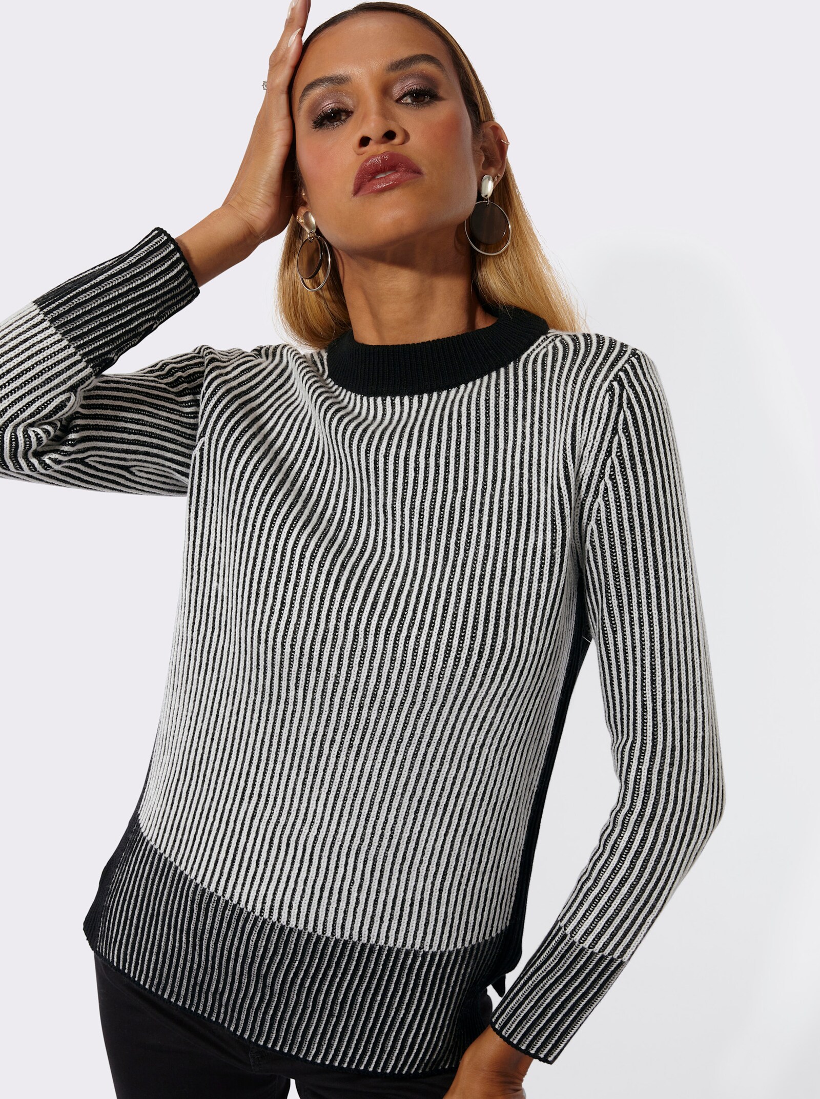 Rundhalspullover im modernen Rippenstrick - ecru-schwarz