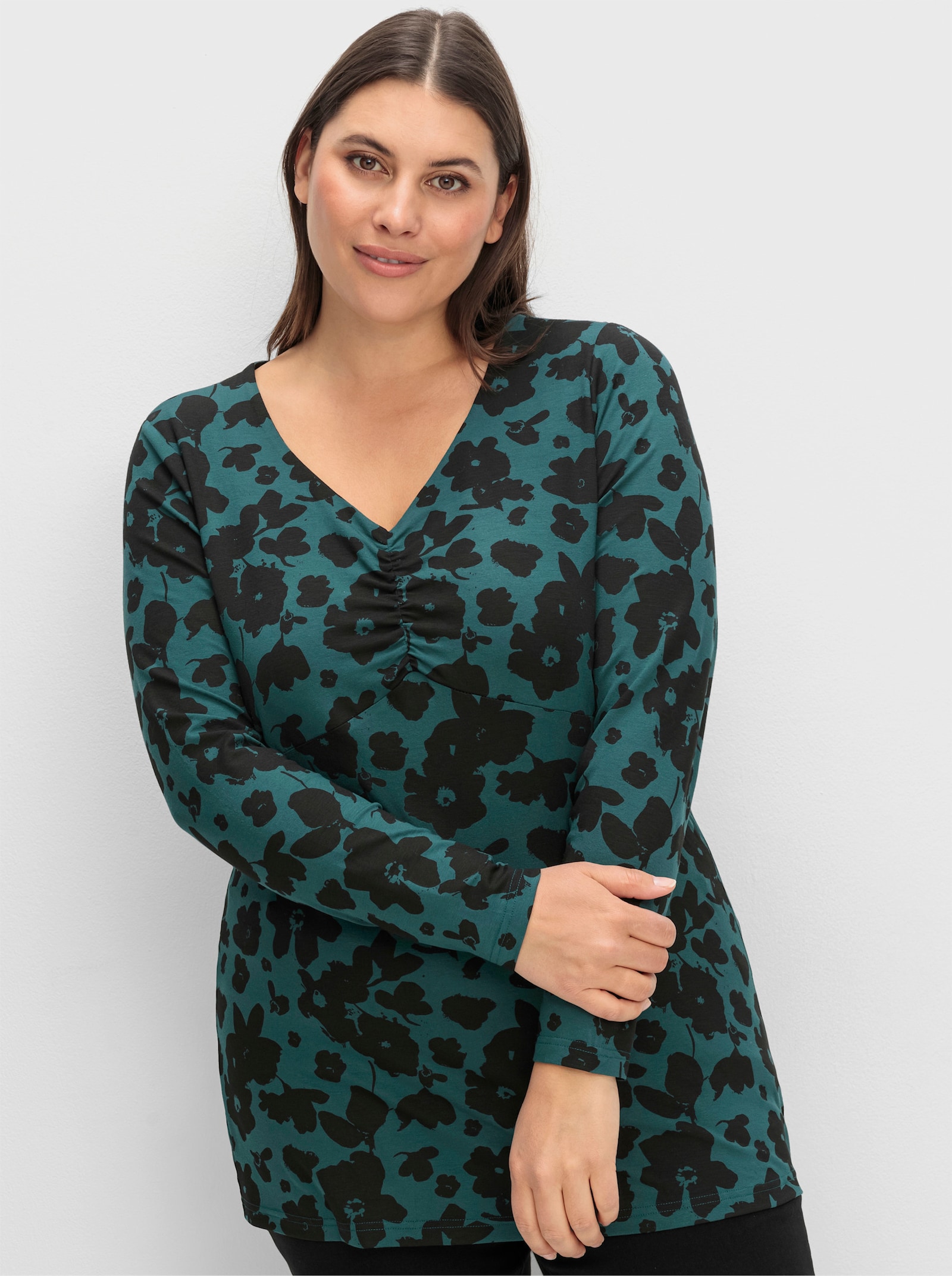 sheego Langarmshirt mit gerafftem V-Ausschnitt - tiefgrün-gemustert