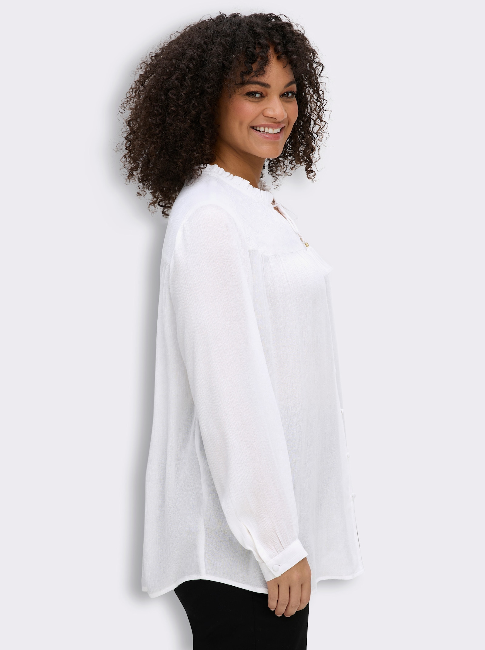 sheego Crinklebluse mit bestickter Passe - ecru