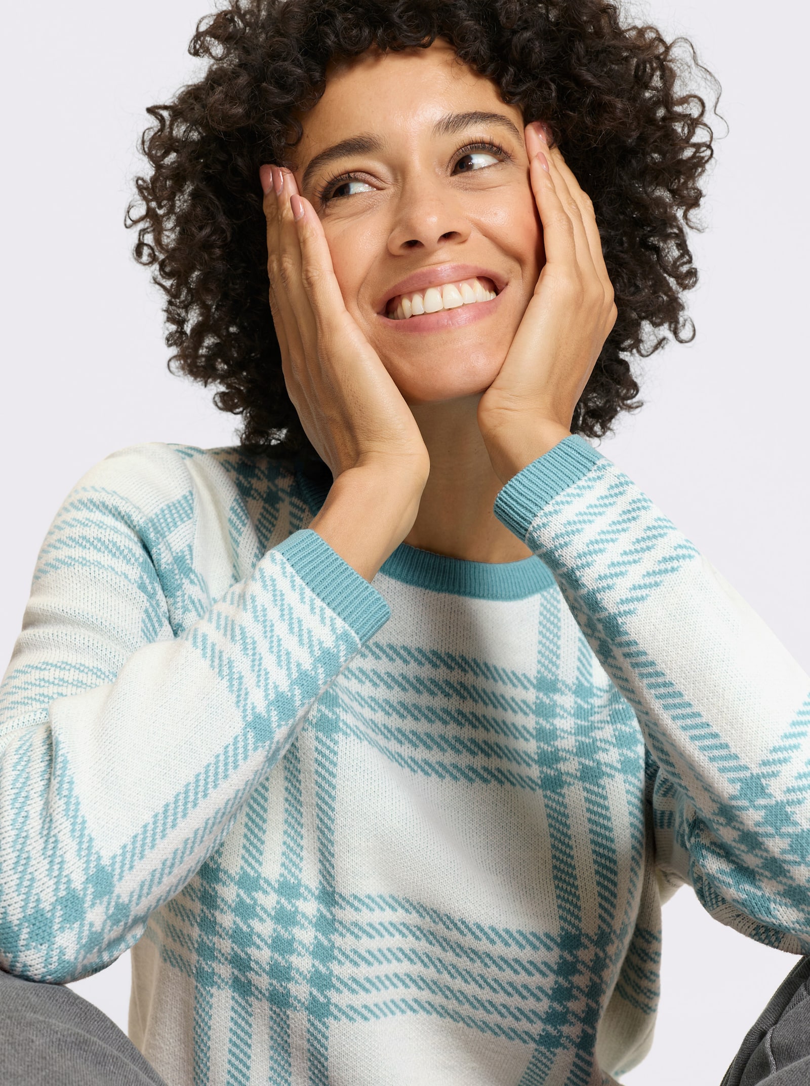 Pulóver, okr. výstrih, vzor káro-žakár - oceán-ekru. vzor.