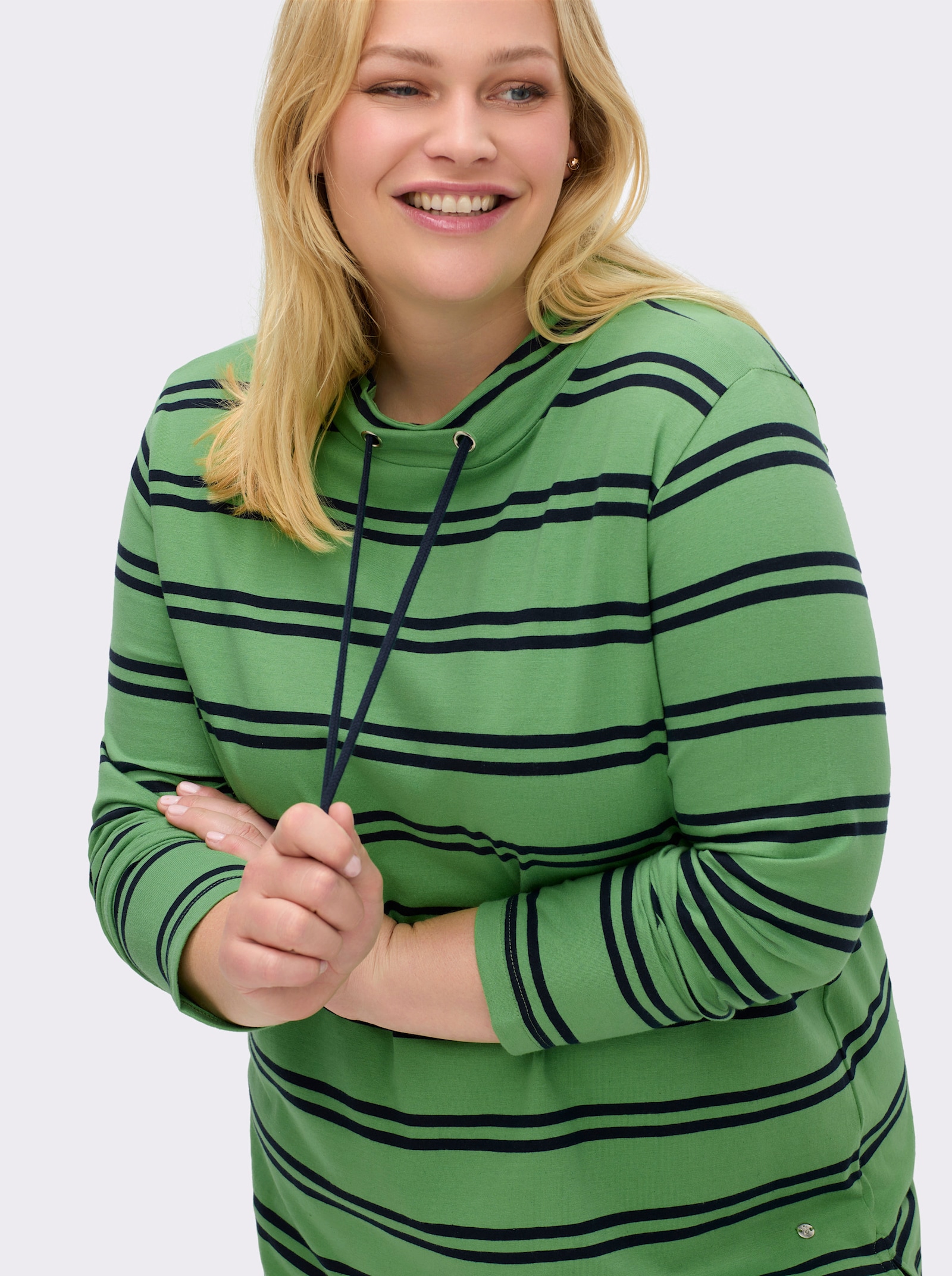 sheego Lang shirt met tunnelkoord aan de opstaande kraag - appelgroen/diepblauw gestreept