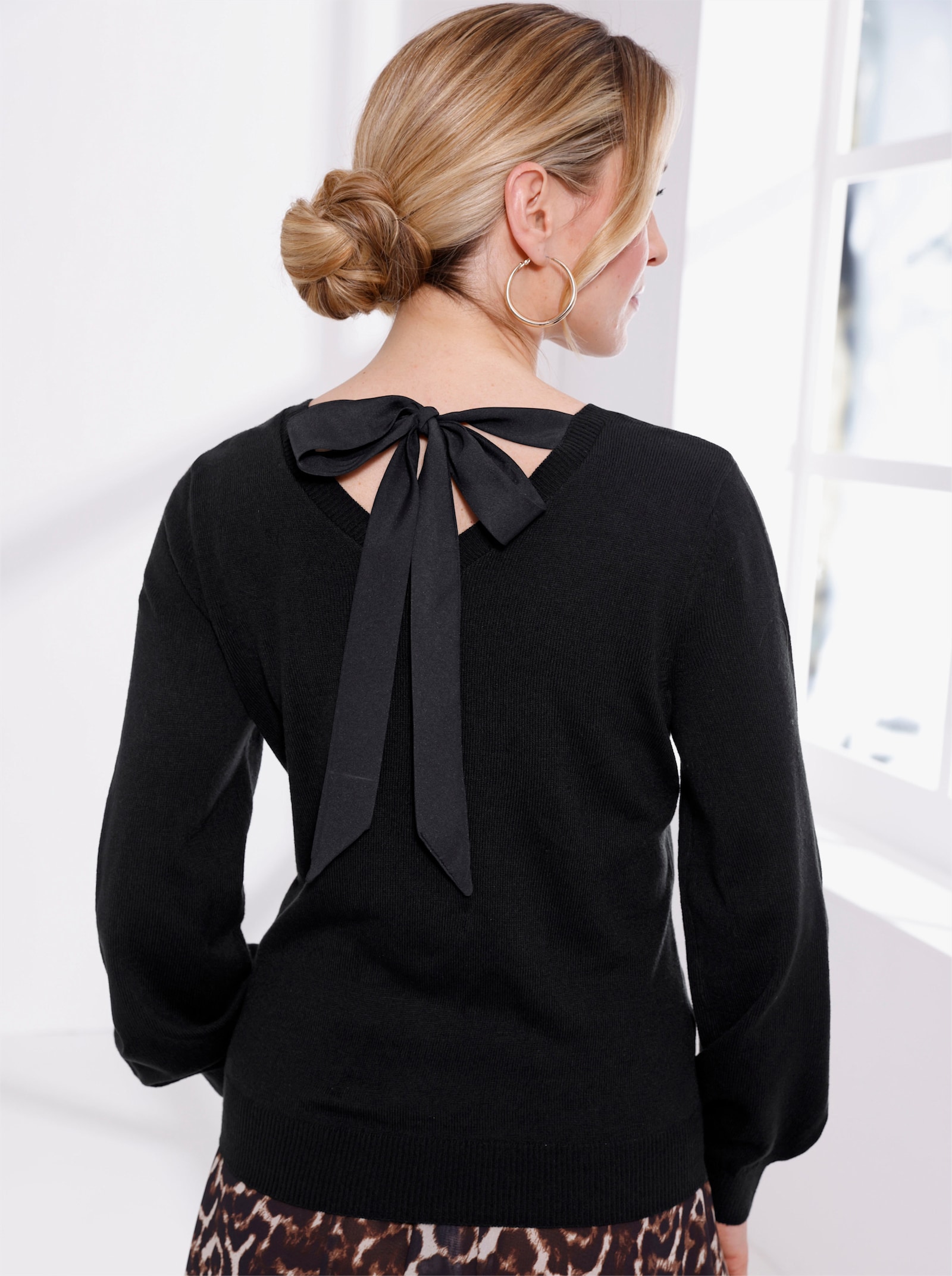 Langarm-Pullover mit Satinschleife im Rückteil - schwarz