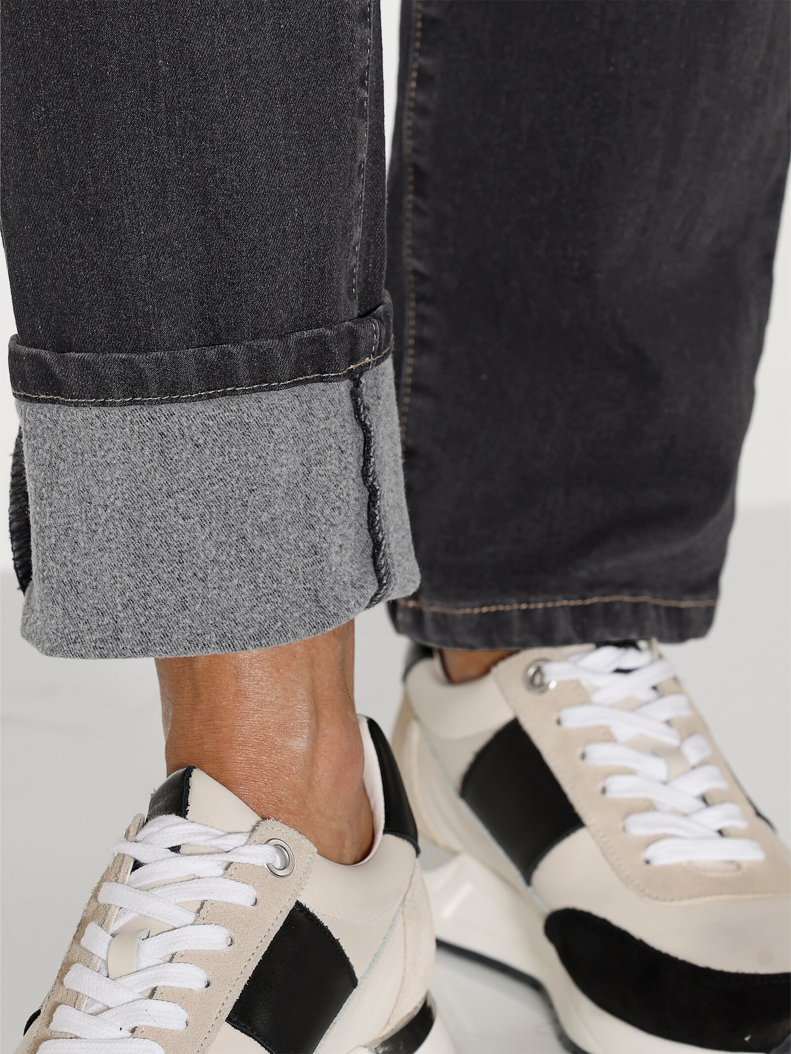 Push-up-Jeans mit angerauter Innenseite - black denim