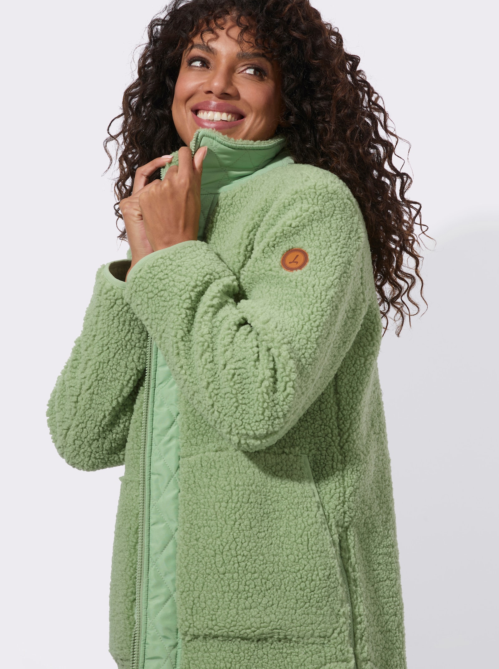 Teddyjacke mit Reißverschluss an den Saumschlitzen - eucalyptus