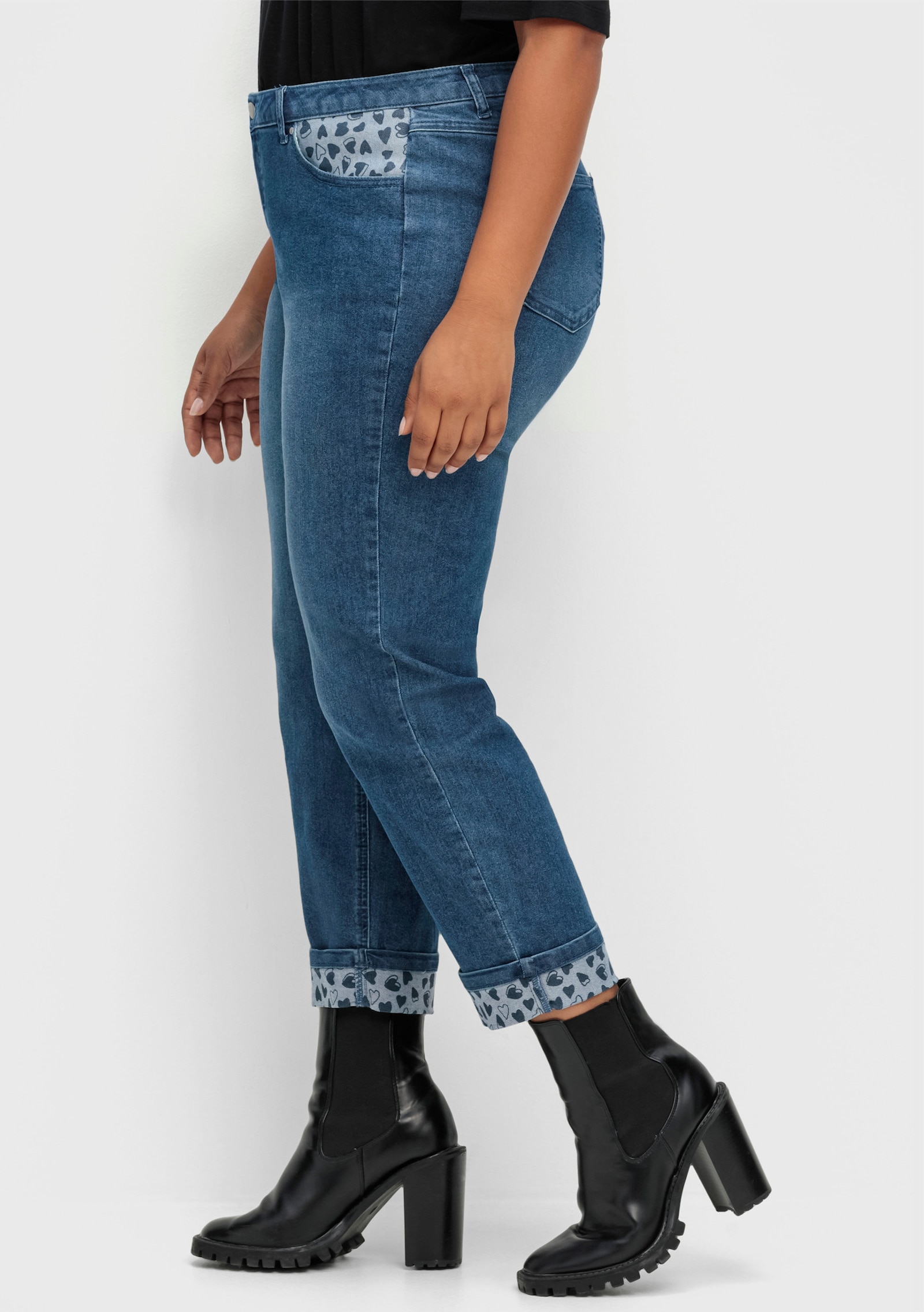 Jeans mit Beinumschlag im Herz-Dessin - blue-stone-washed