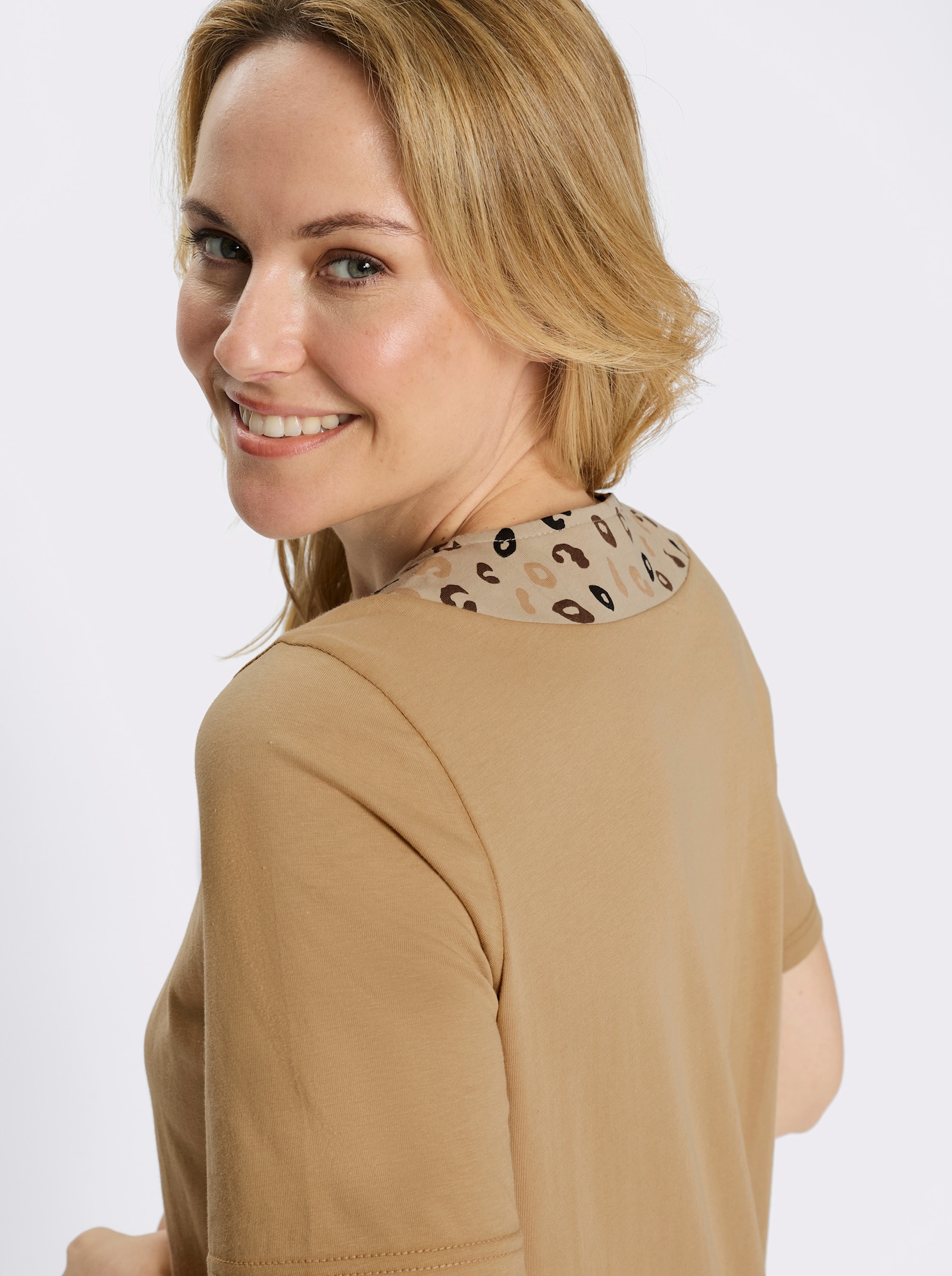 Longshirt mit Leo-Druck - camel