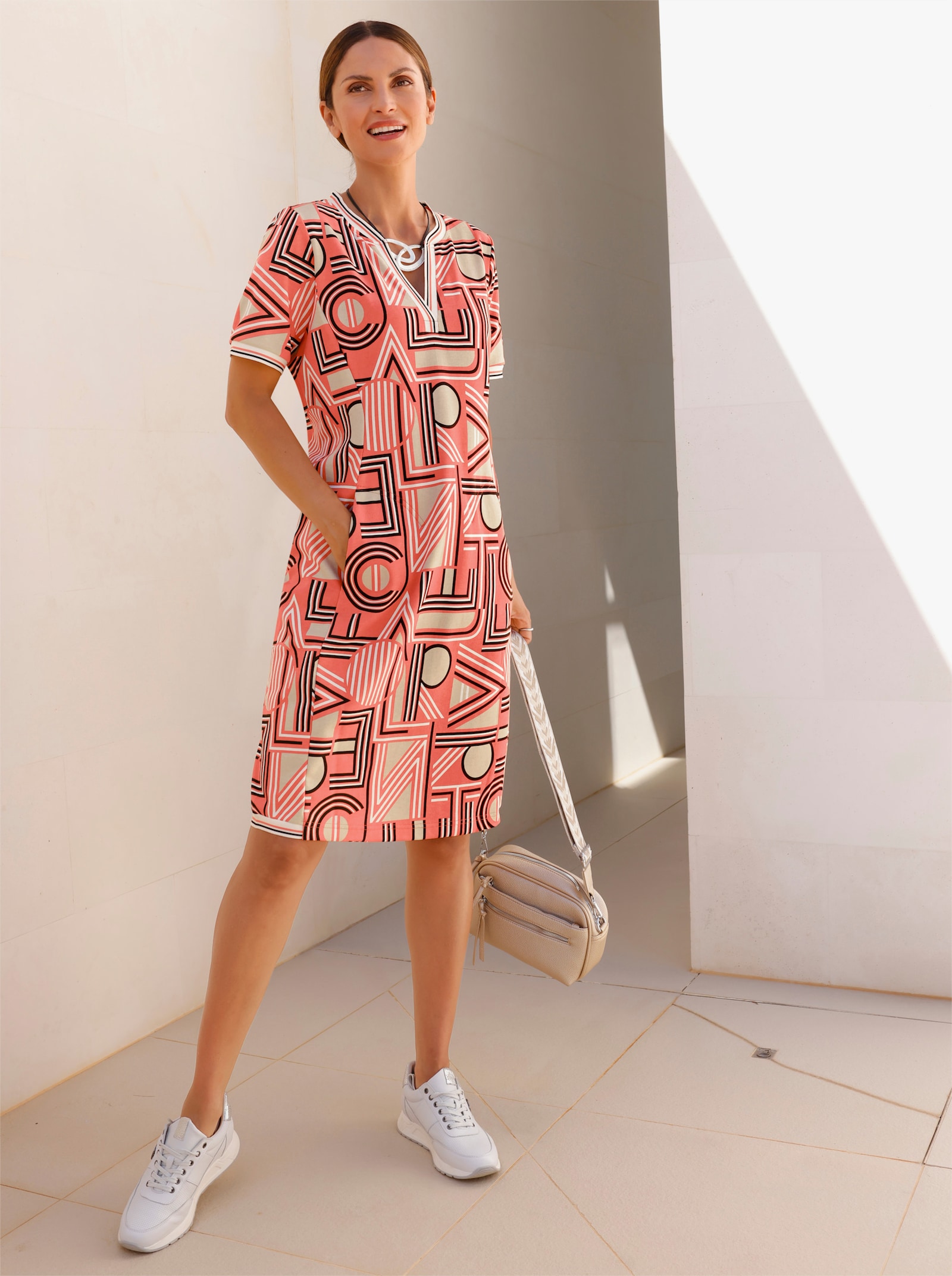 Jerseykleid im Lettering-Dessin - koralle-sand-bedruckt