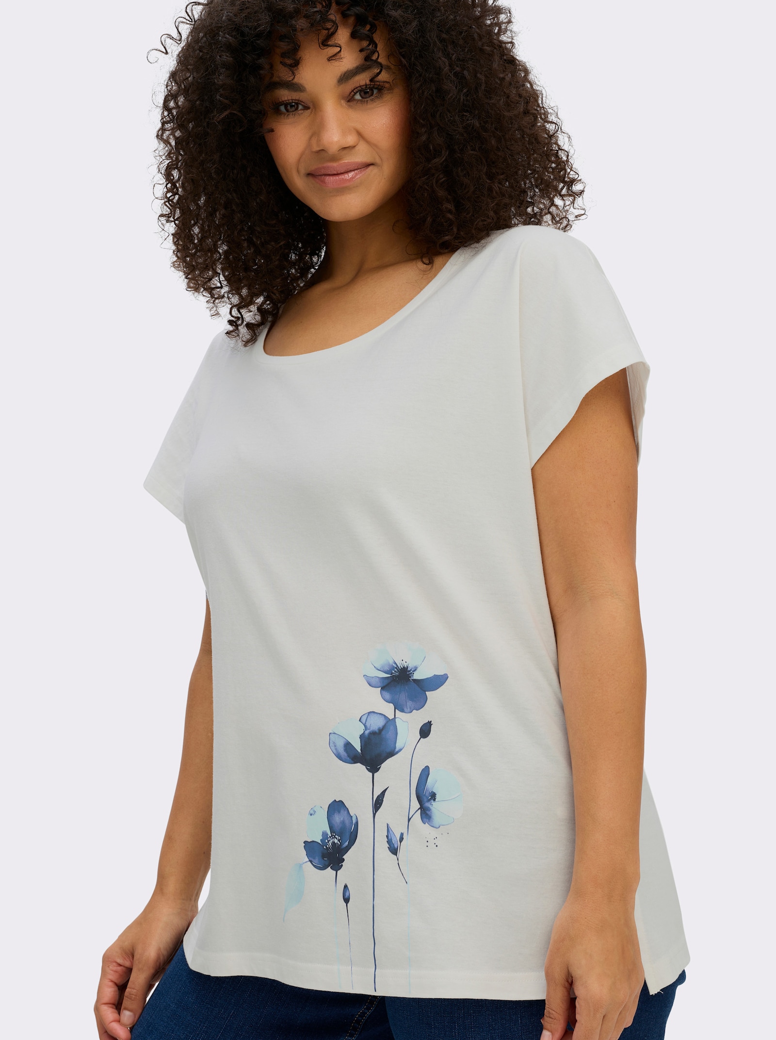 sheego Shirt met ronde hals en bloemenprint op de zoom - ecru/diepblauw bedrukt