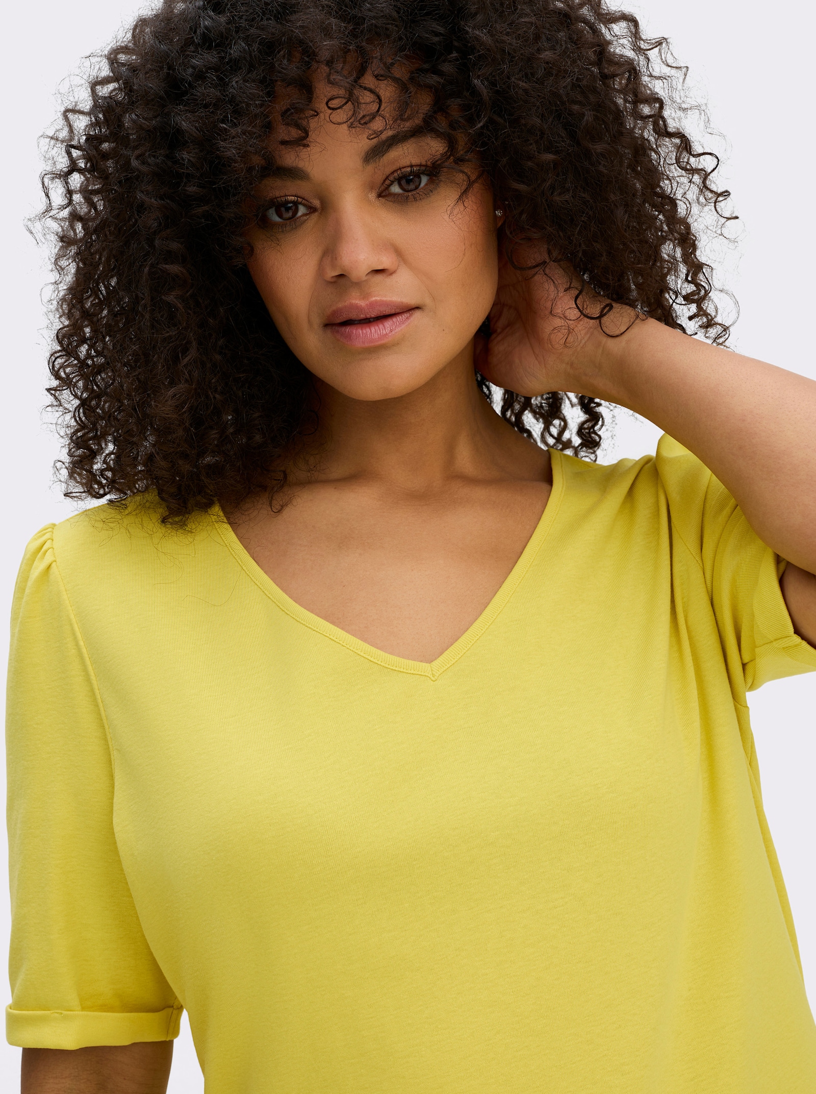 sheego V-Shirt in leicht taillierter Form - limone