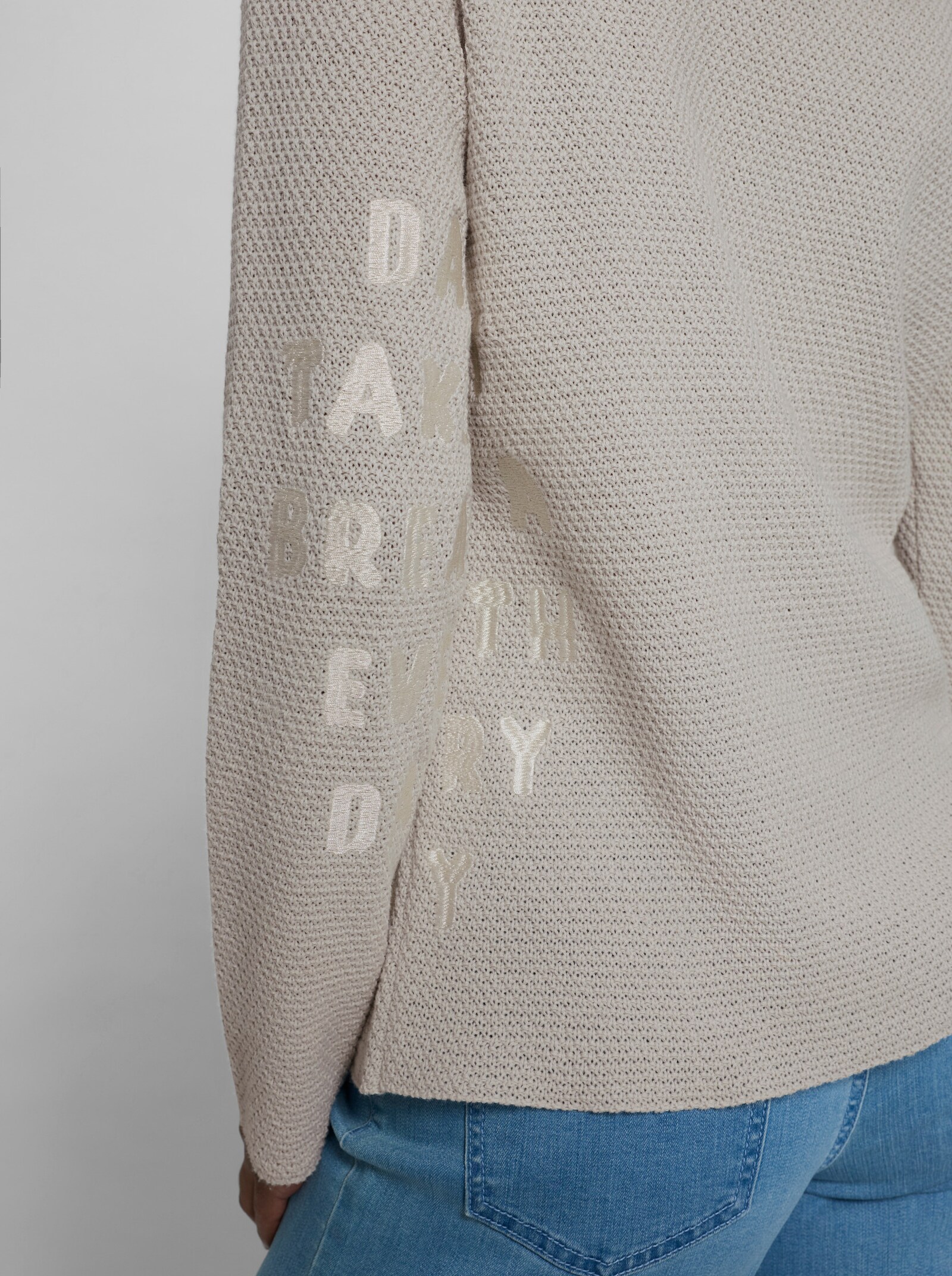 heine Pullover mit gestickter Schrift - hellgrau-ecru-gemustert