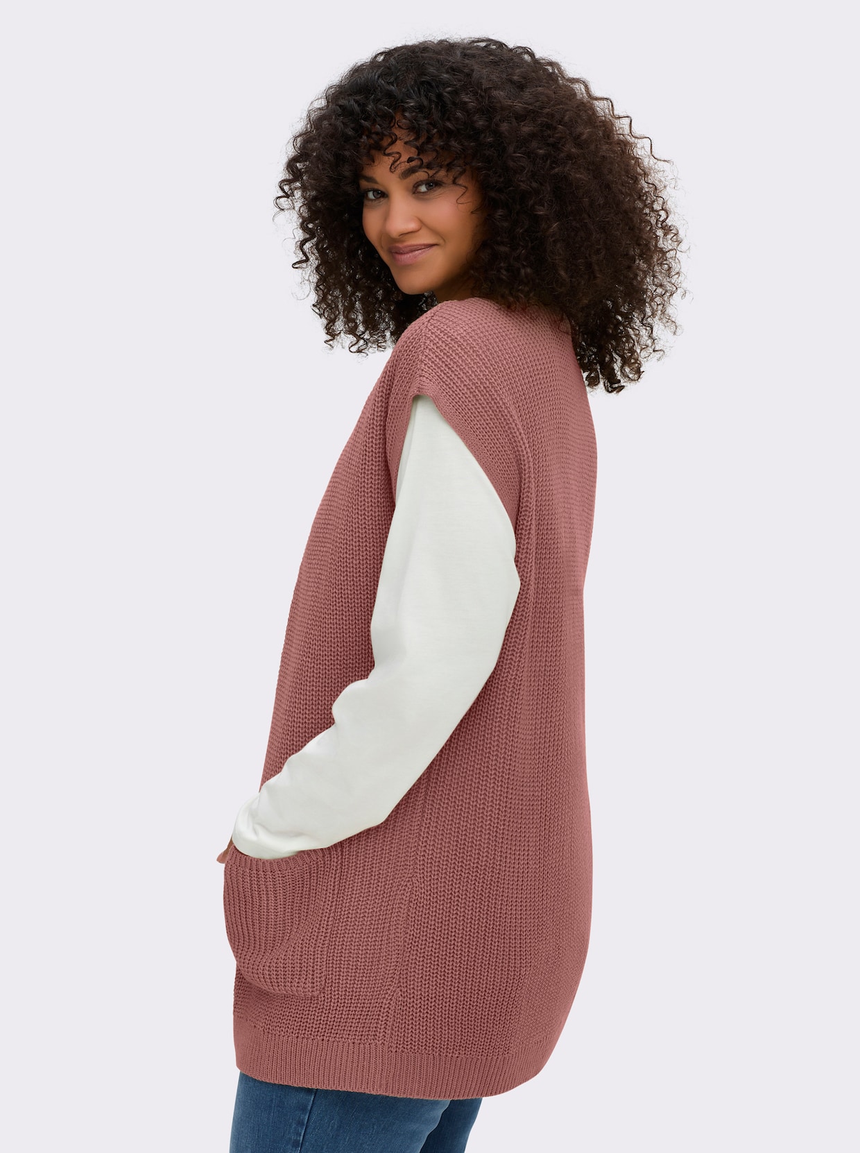 Strickweste mit Zopfmuster vorne - rosenholz