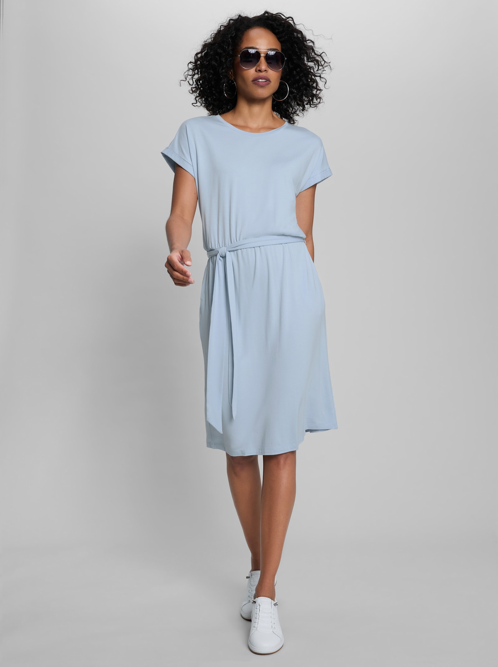 heine Jerseykleid mit Bindegürtel - hellblau