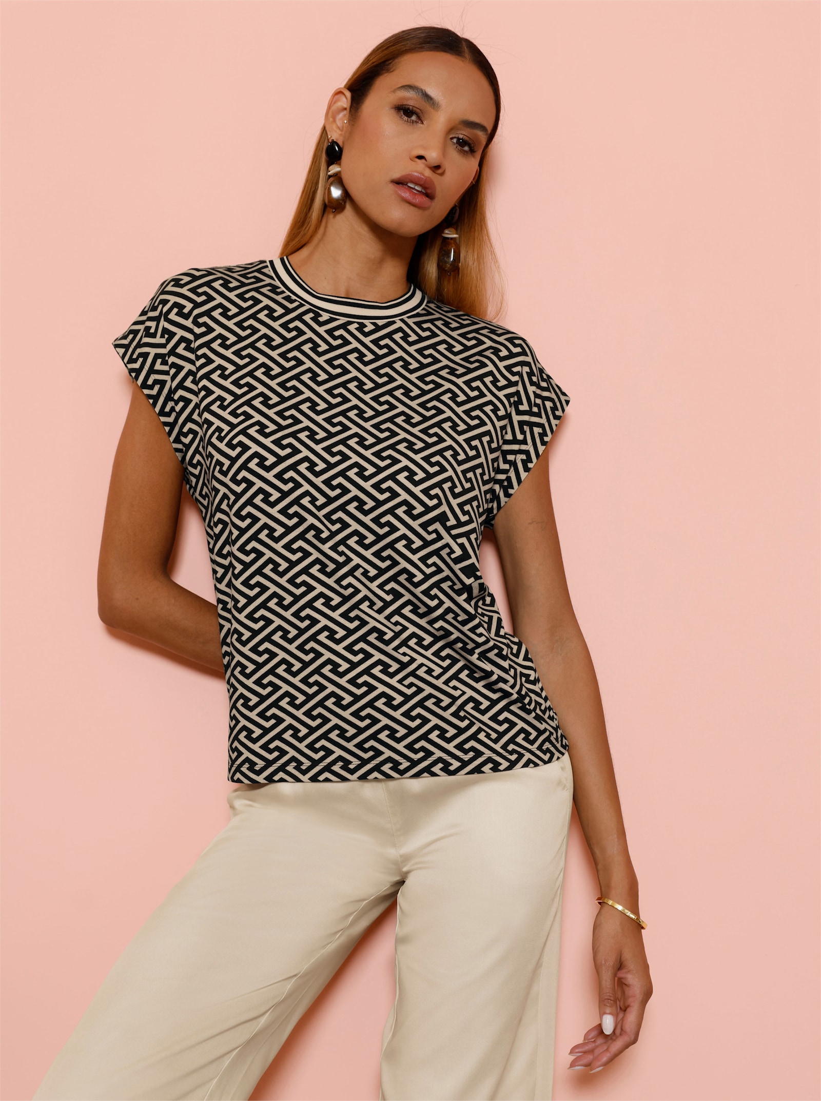 Print-Shirt mit überschnittenen Schultern - schwarz-sand-bedruckt