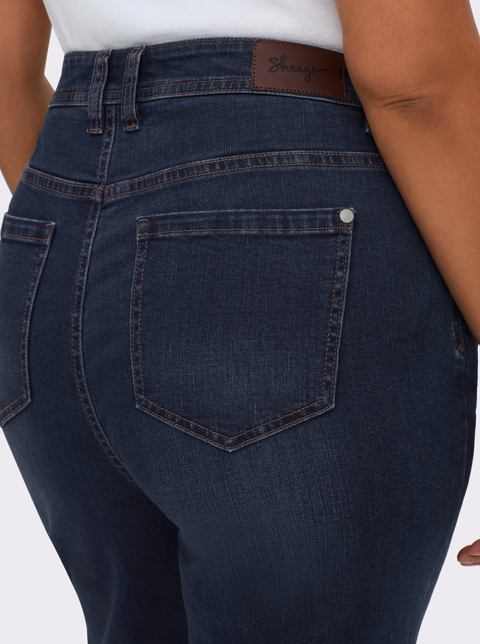 sheego Gerade Jeans bei schmalerer Taille und viel Po - darkblue-stone-washed
