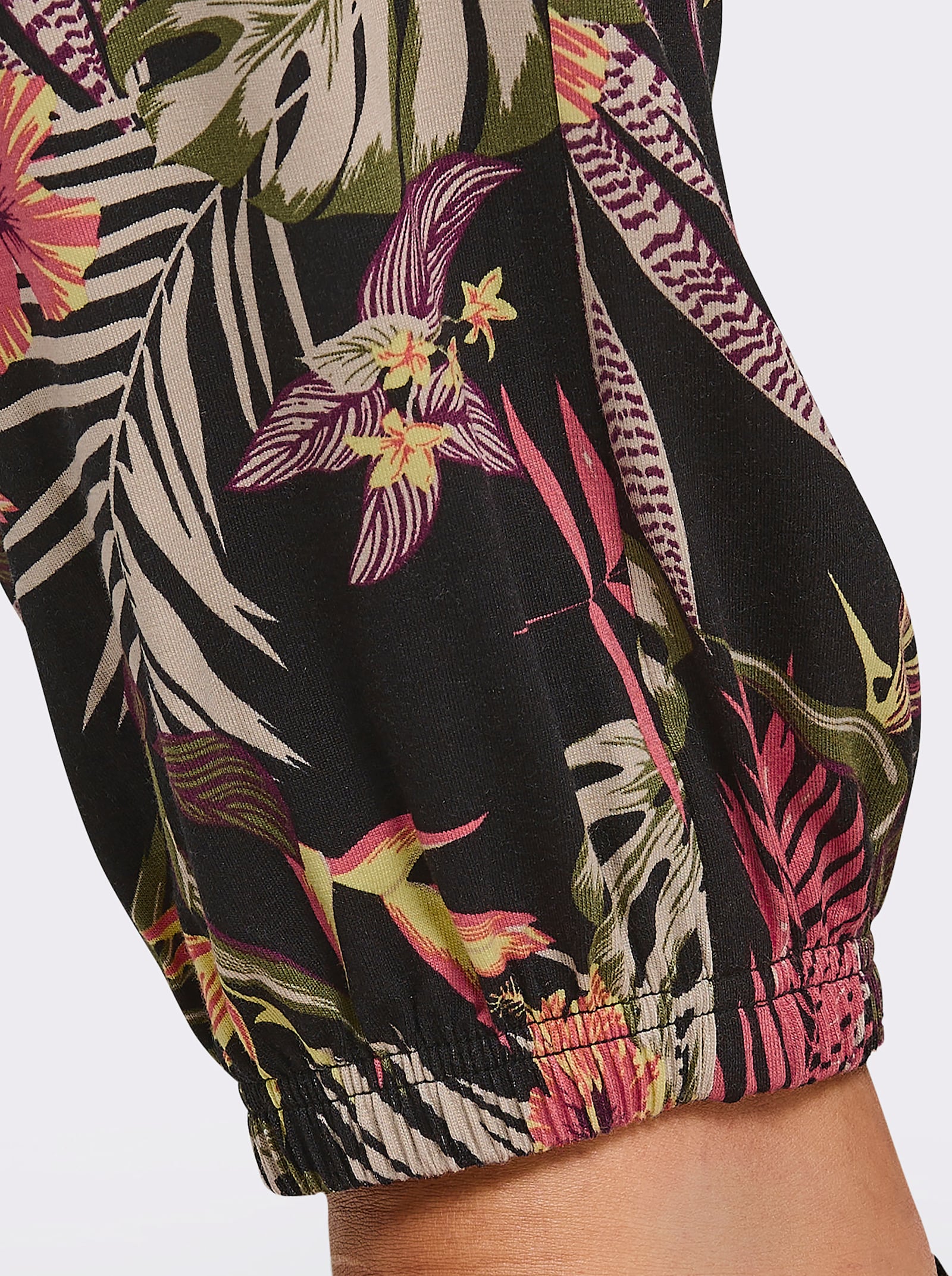 sheego Jerseybroek met tropische print - zwart/bordeaux bedrukt