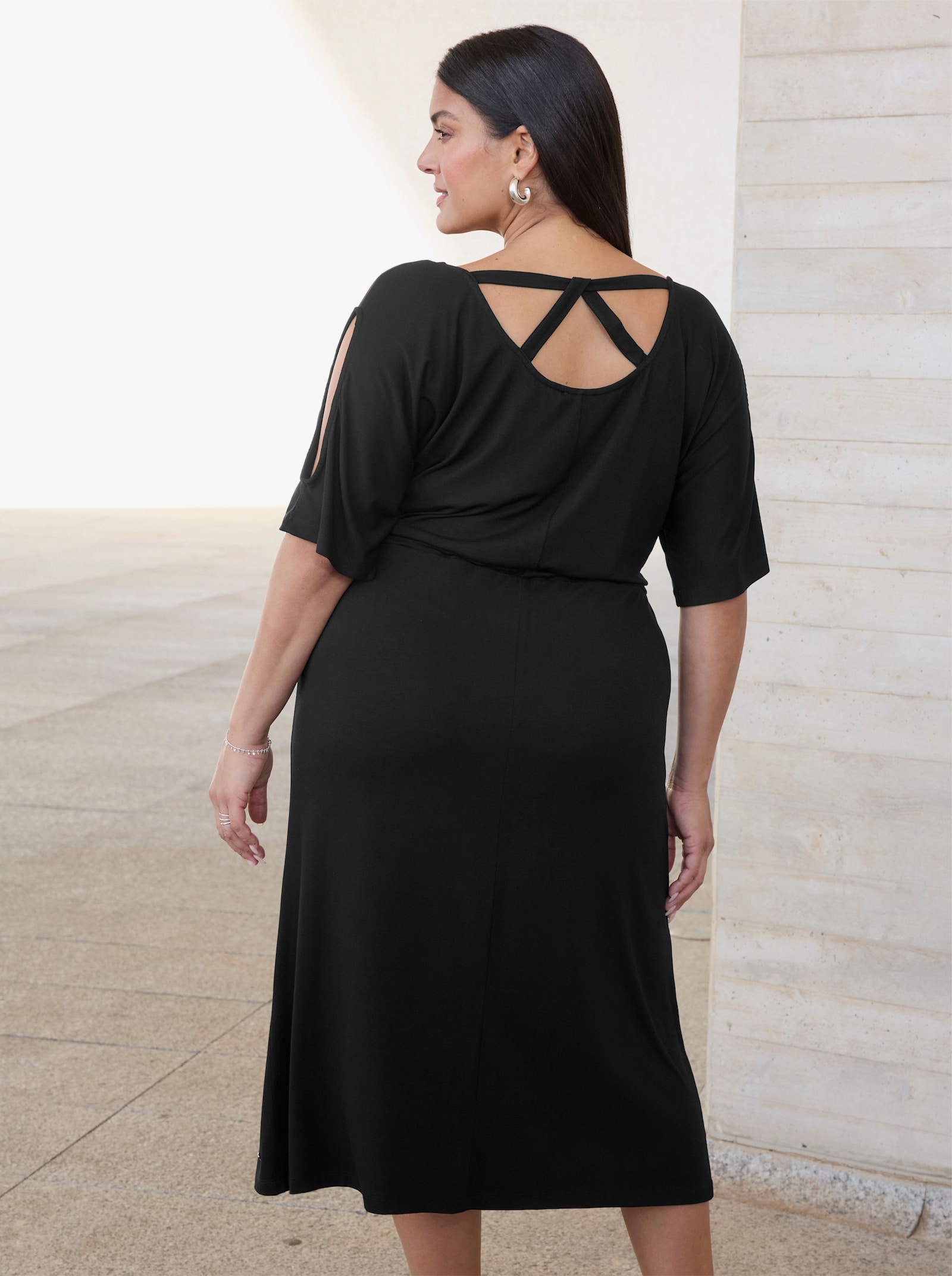 sheego A-Linien-Kleid mit gekreuzten Bändern im Rücken - schwarz