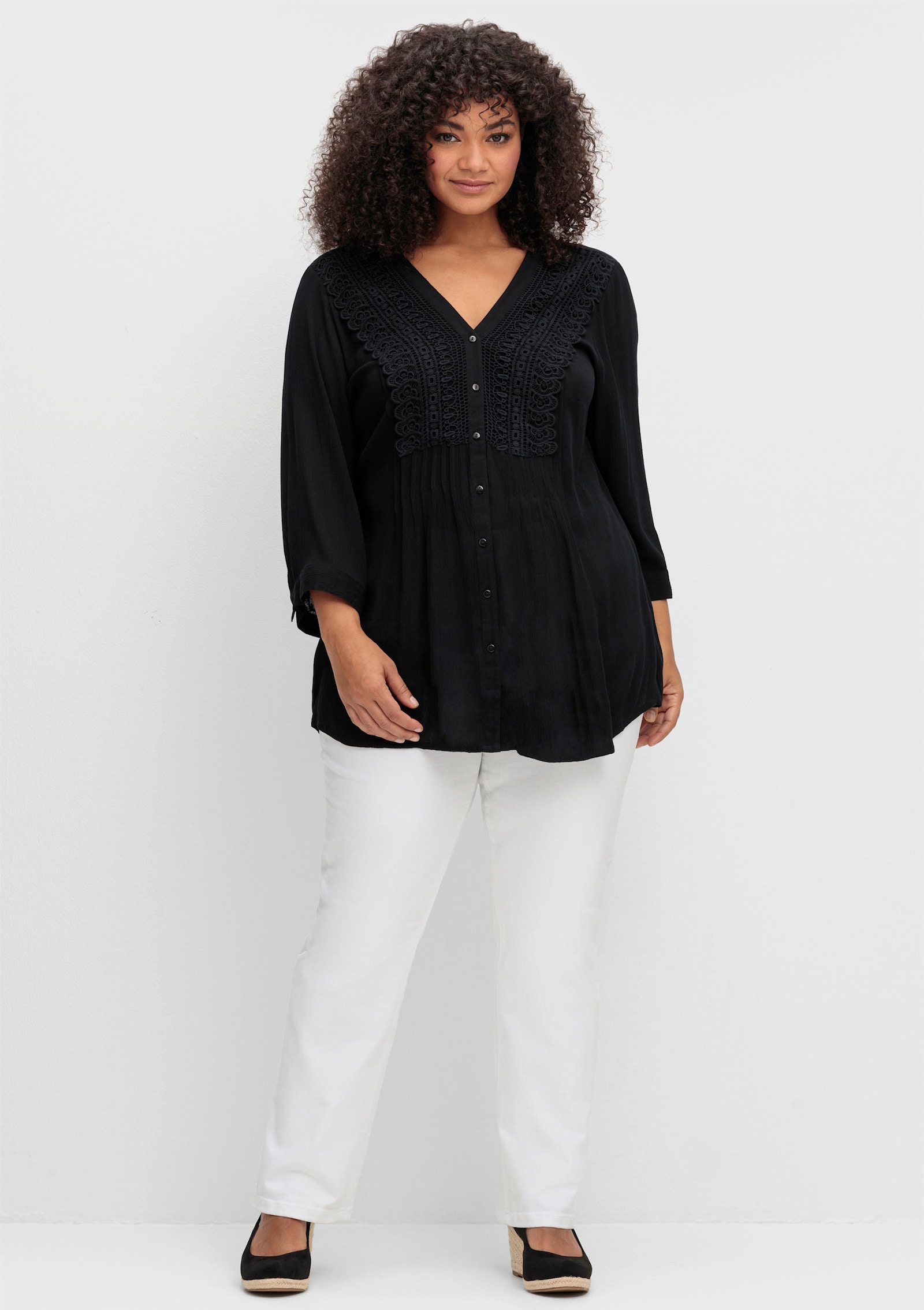 sheego by Joe Browns Crêpeblouse met biezen en gehaakt kant - zwart