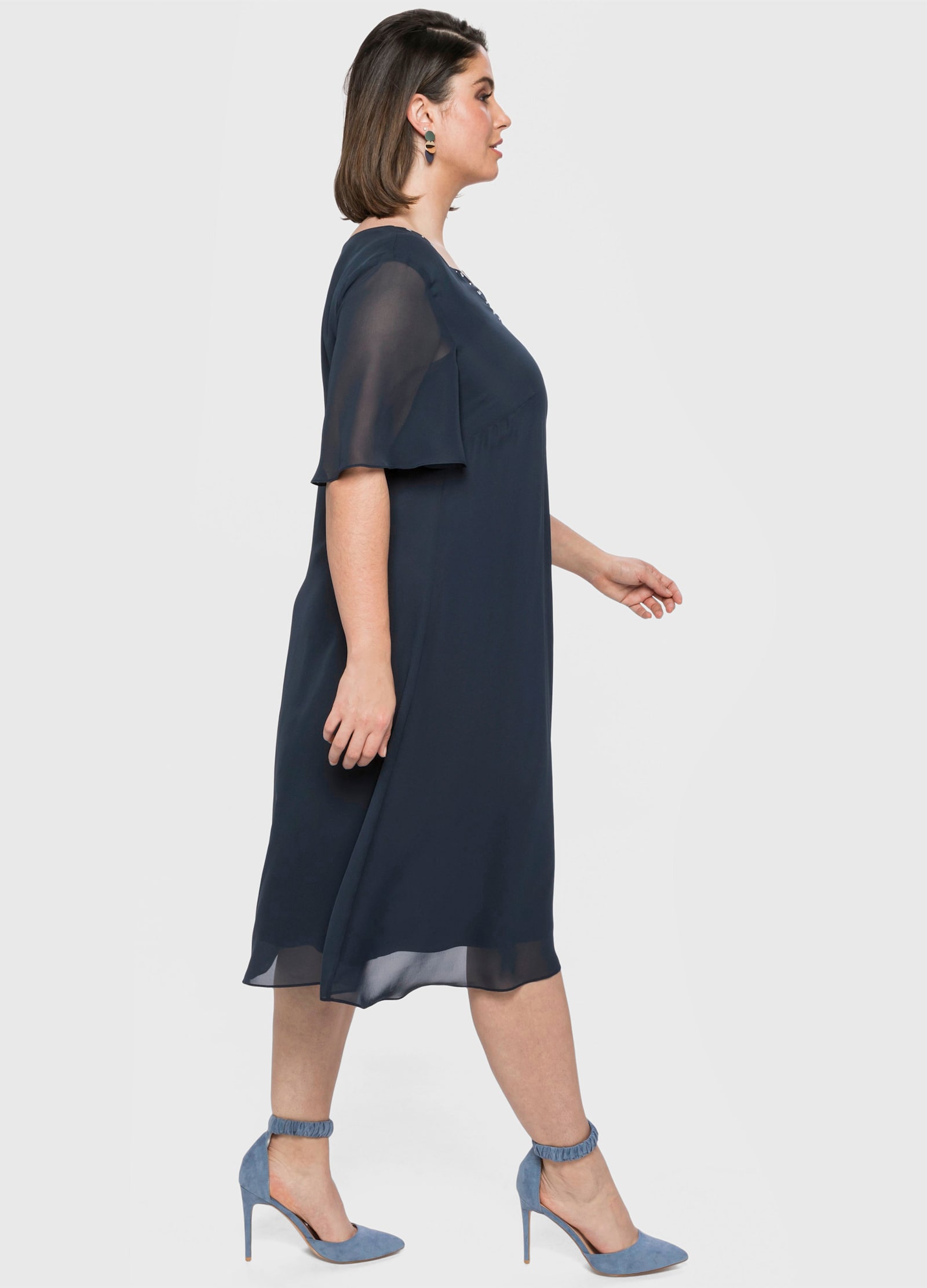 sheego Robe en mousseline avec pierres fantaisie à l'encolure - bleu nuit