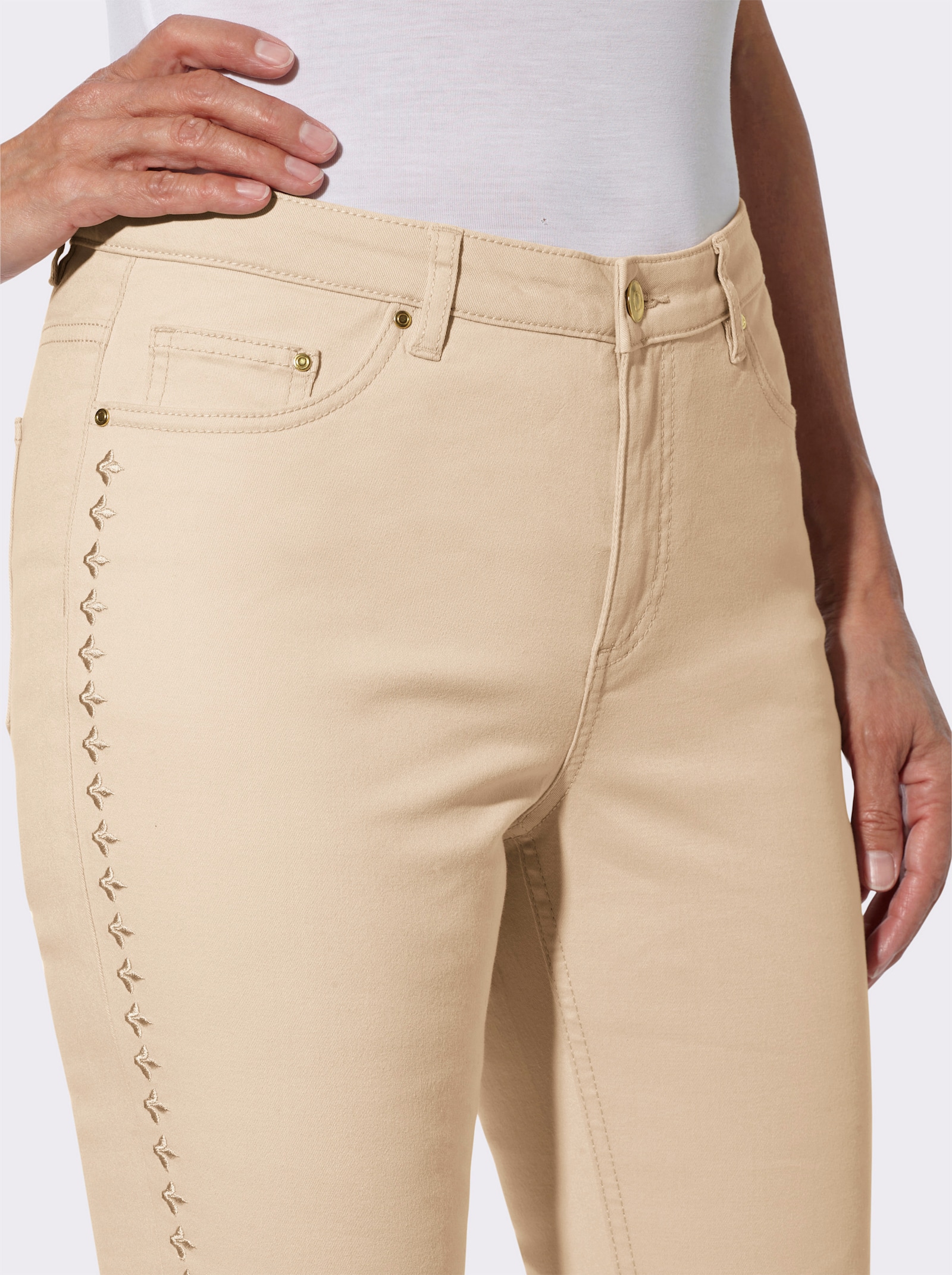 Jeans mit Stickerei an den Seitennähten - sand