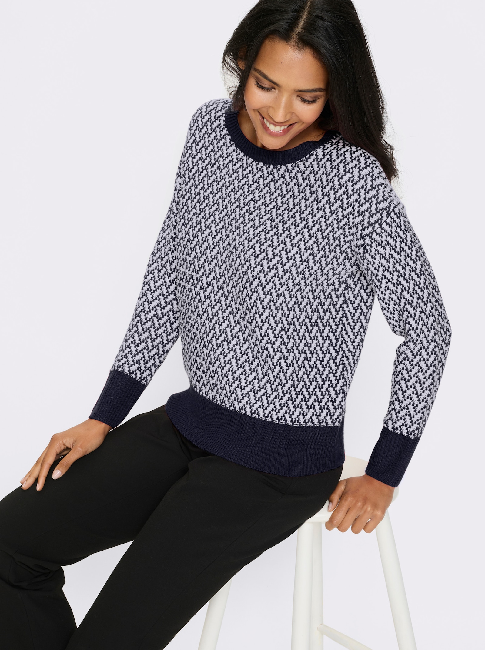 Svetr s kulatým výstřihem dvoubarevného vzhledu - námořnická modrá-bílá-vzor