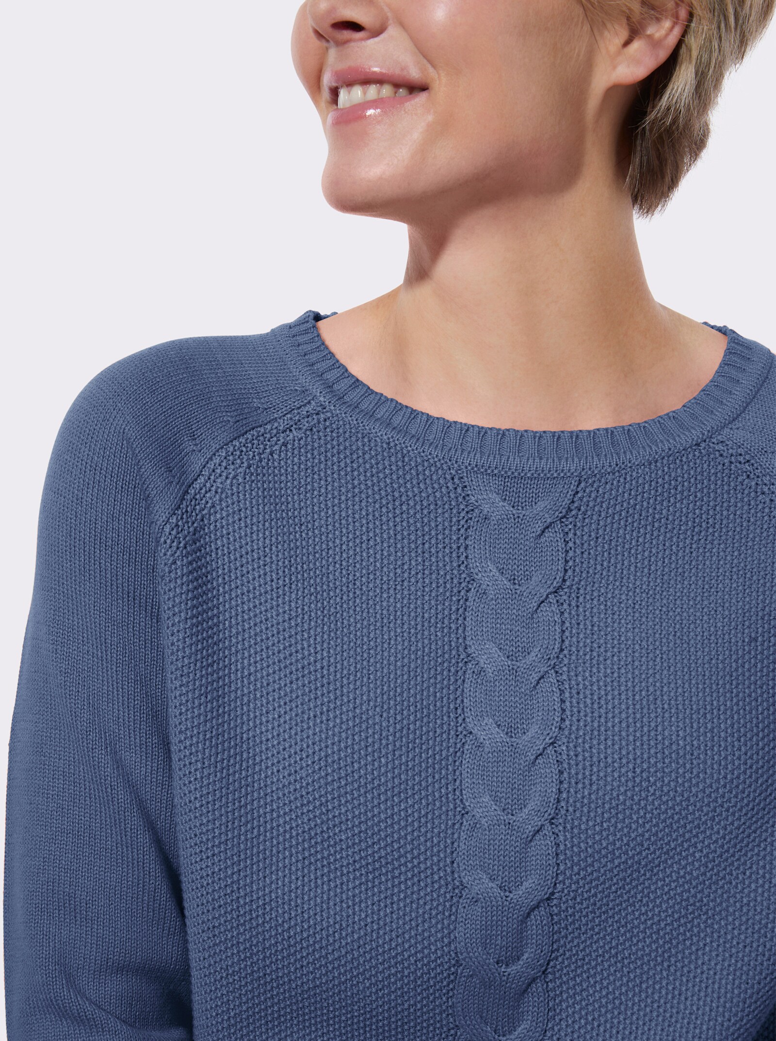 Rundhalspullover mit Zopf- und Strukturmuster - jeansblau