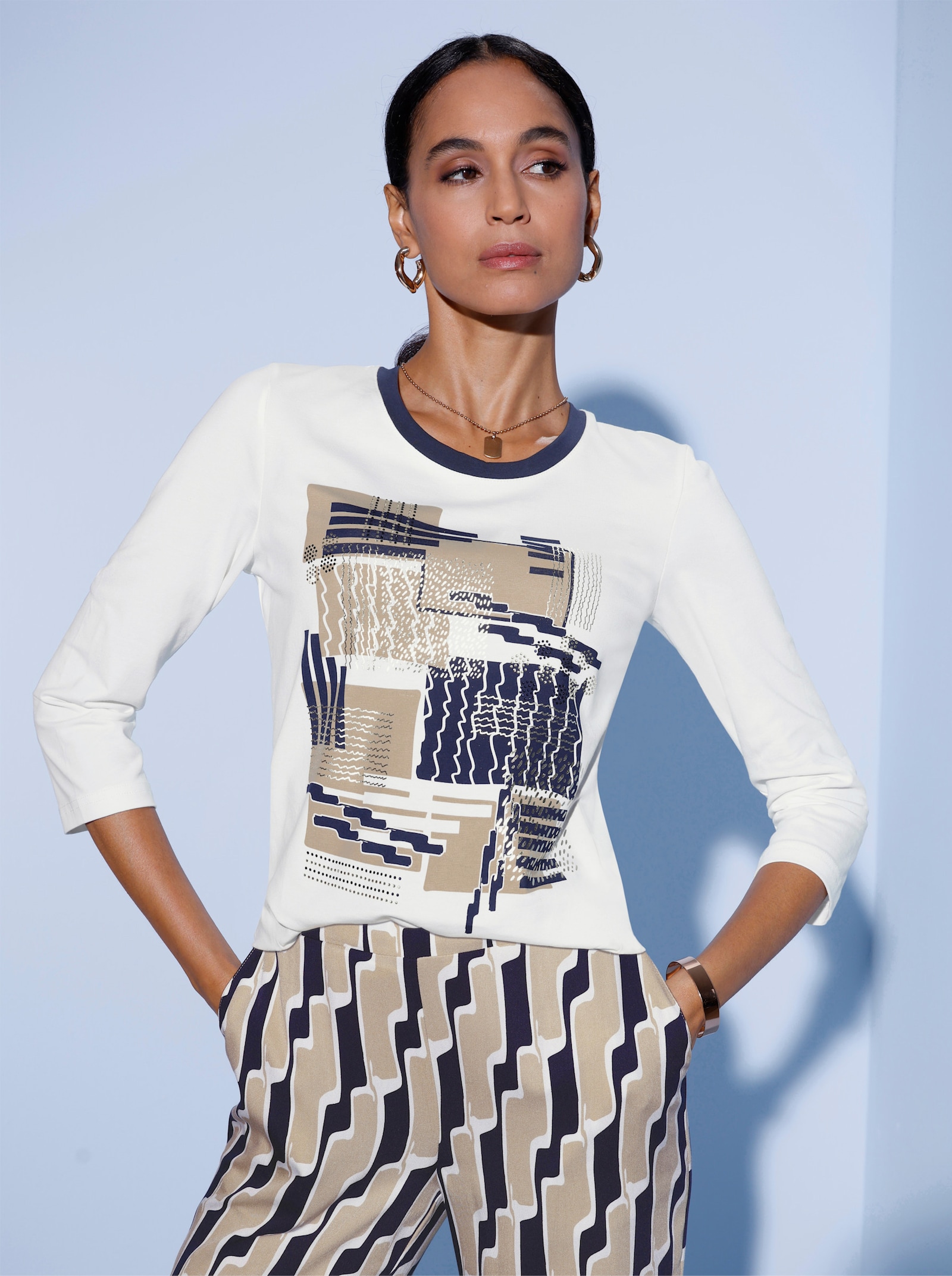 Rundhalsshirt mit platziertem Druck - ecru-marine-bedruckt