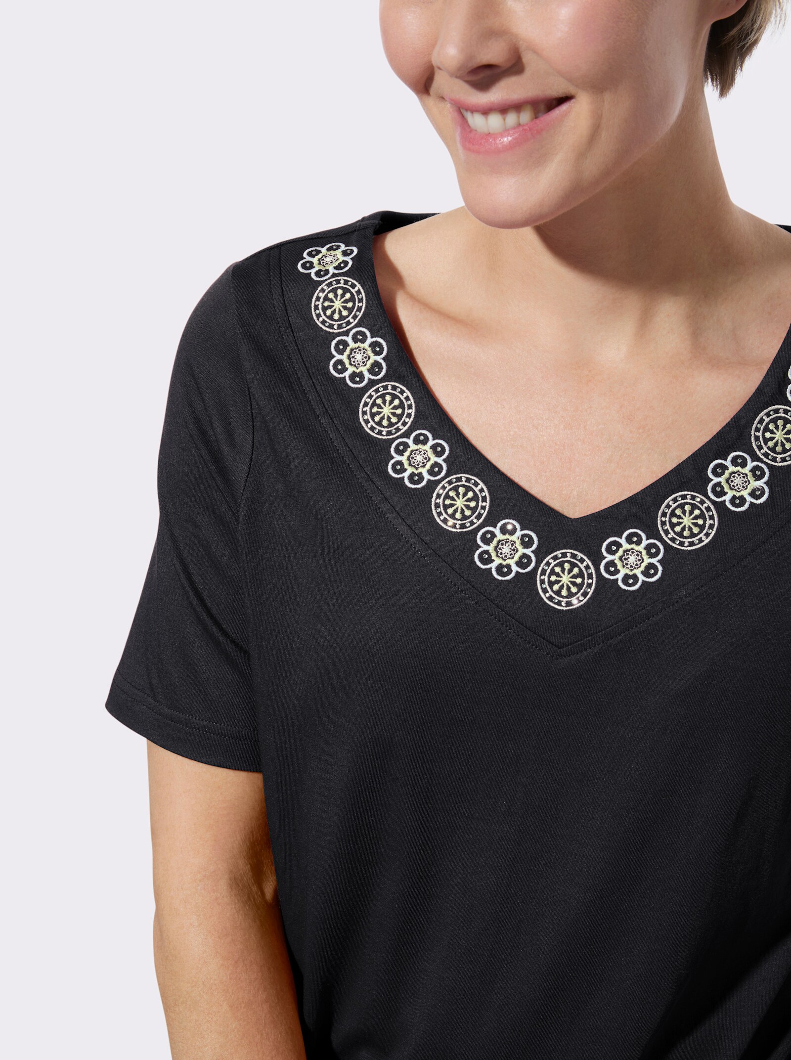 V-Shirt mit Stickereien und Glitzersteinchen - schwarz