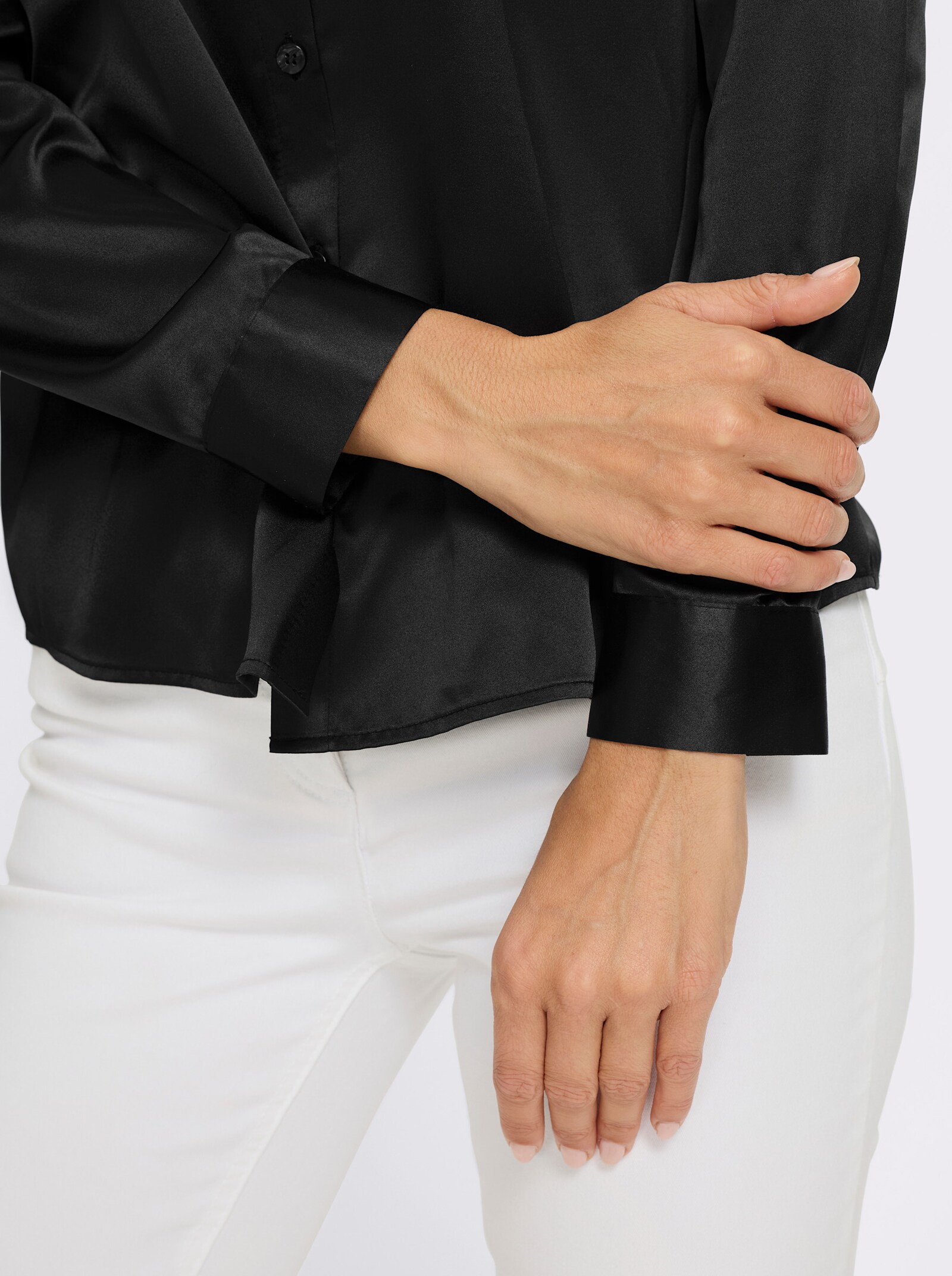 heine Satinbluse mit abgerundetem Saum - schwarz