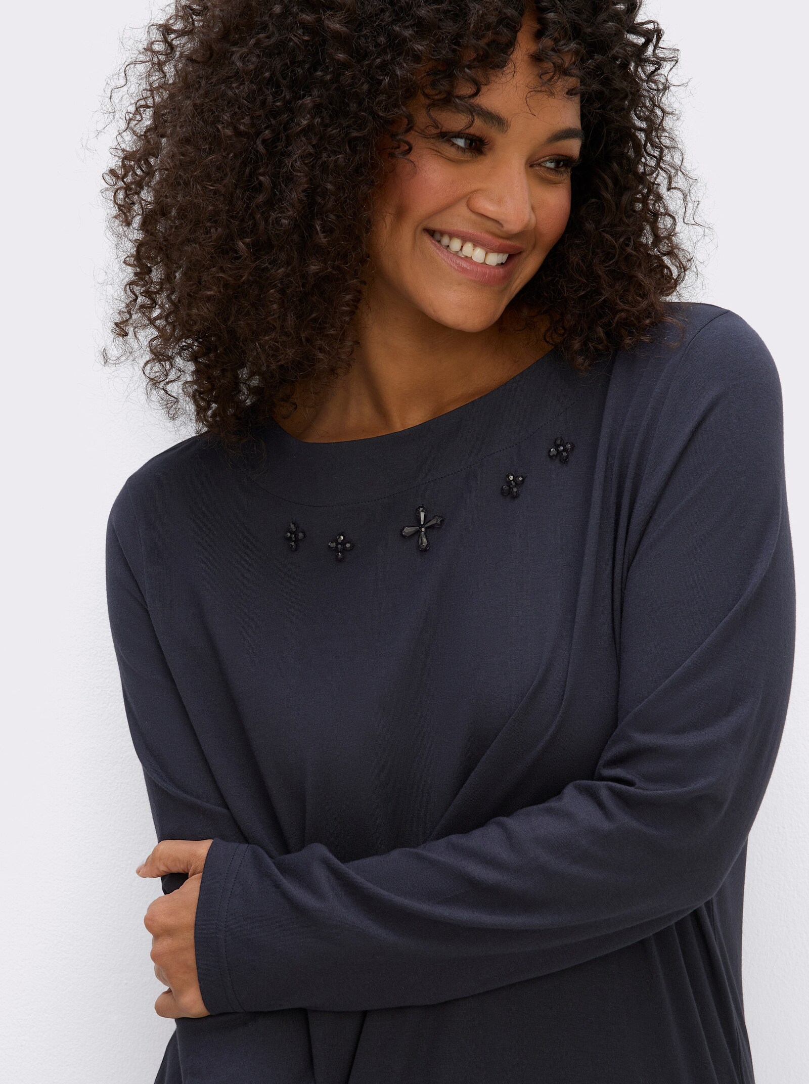 sheego Langarmshirt mit Zierperlen am Ausschnitt - tiefblau
