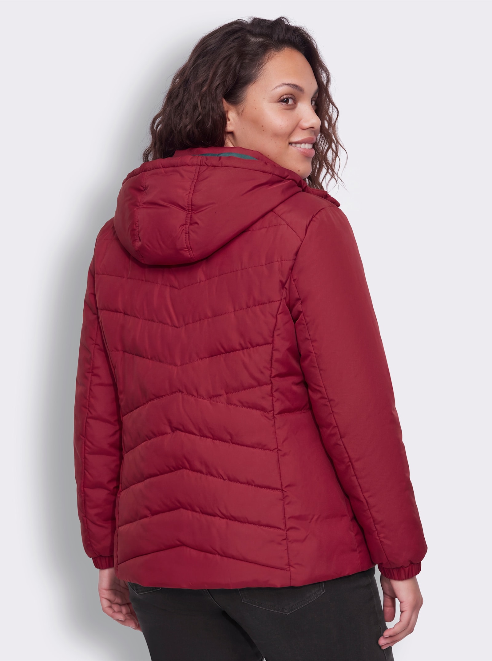 sheego Outdoorjacke mit schmeichelndem V-Steppmuster - kirsche