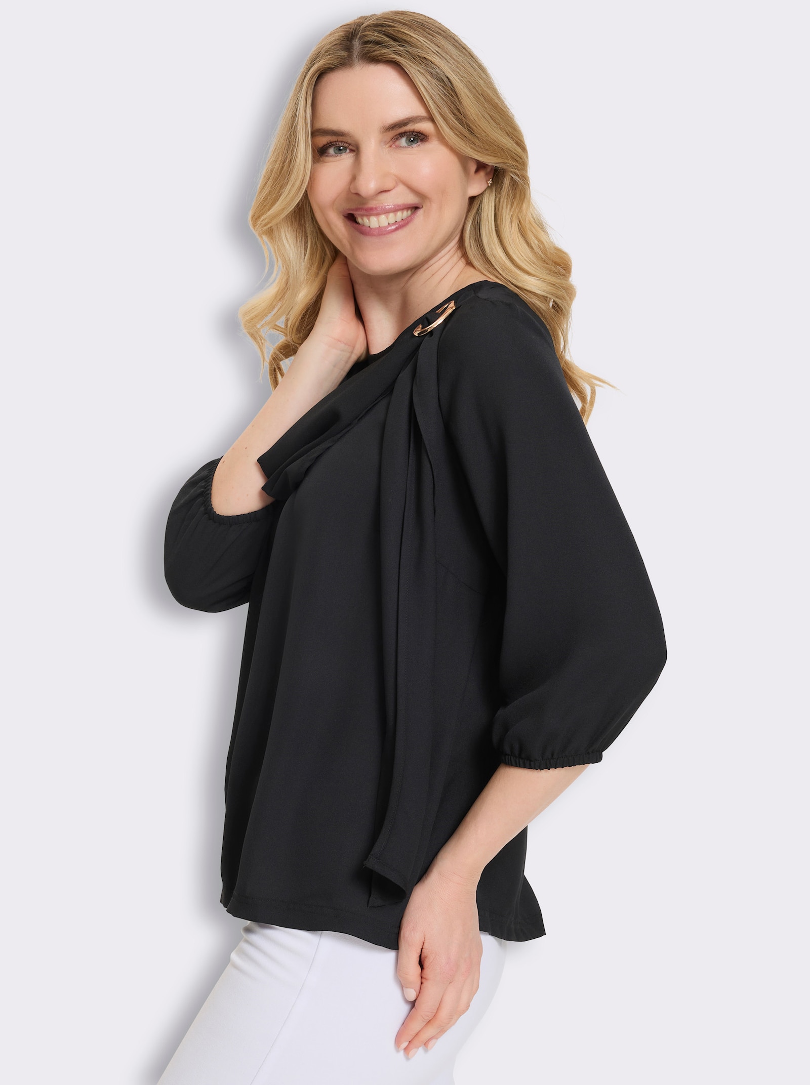 Schlupf-Bluse mit Schluppe und Zierspange - schwarz